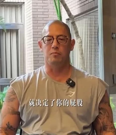 蔣友柏罕見針對當前熱絡的投資環境大談金錢觀，以「命決定你能坐多大椅子」的犀利比喻。（翻攝自蔣友柏小紅書）