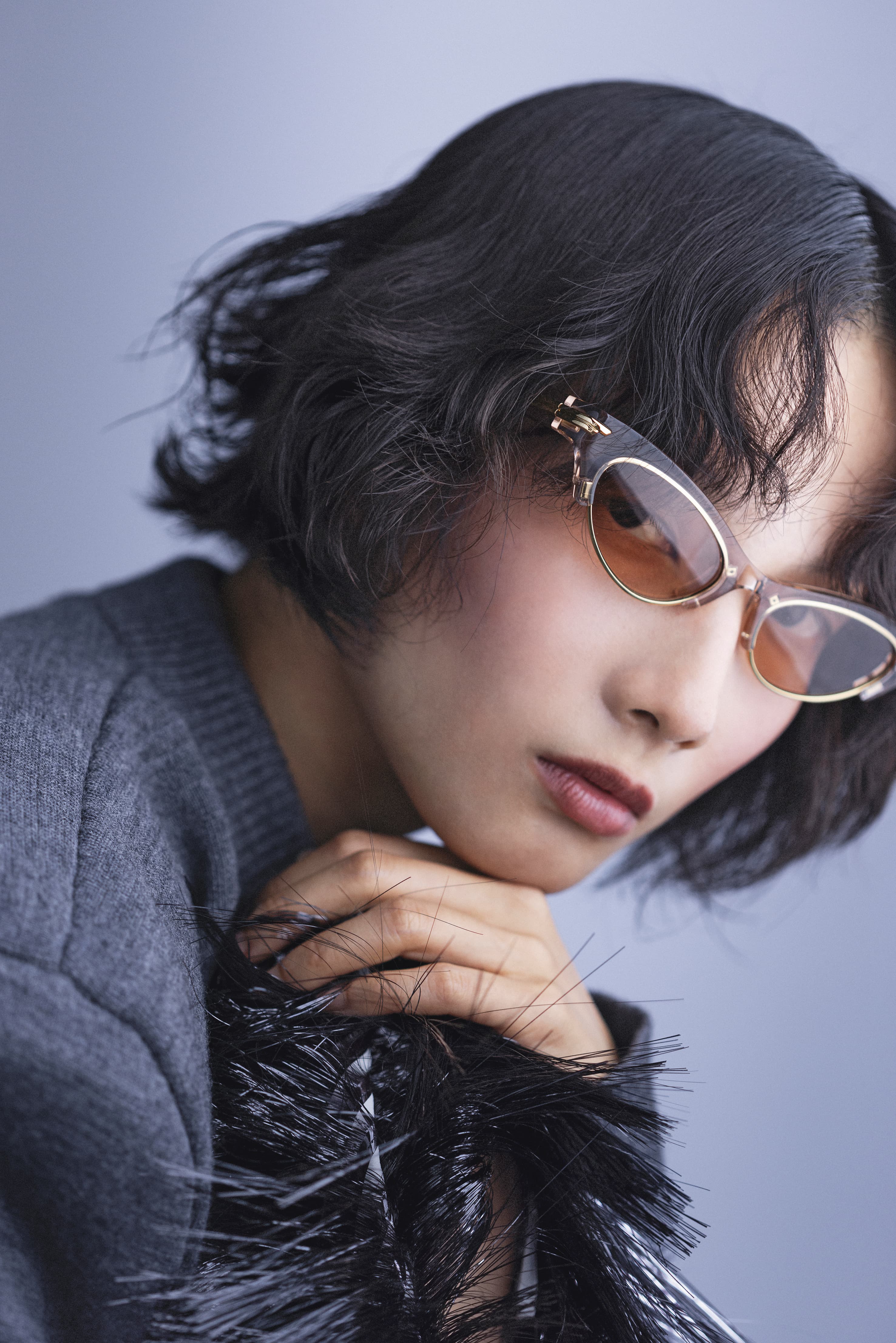 Angle貓眼棕色墨鏡 價格店洽　灰色針織上衣 價格店洽/聚酯纖維流蘇裙 價格店洽 all by BOTTEGA VENETA