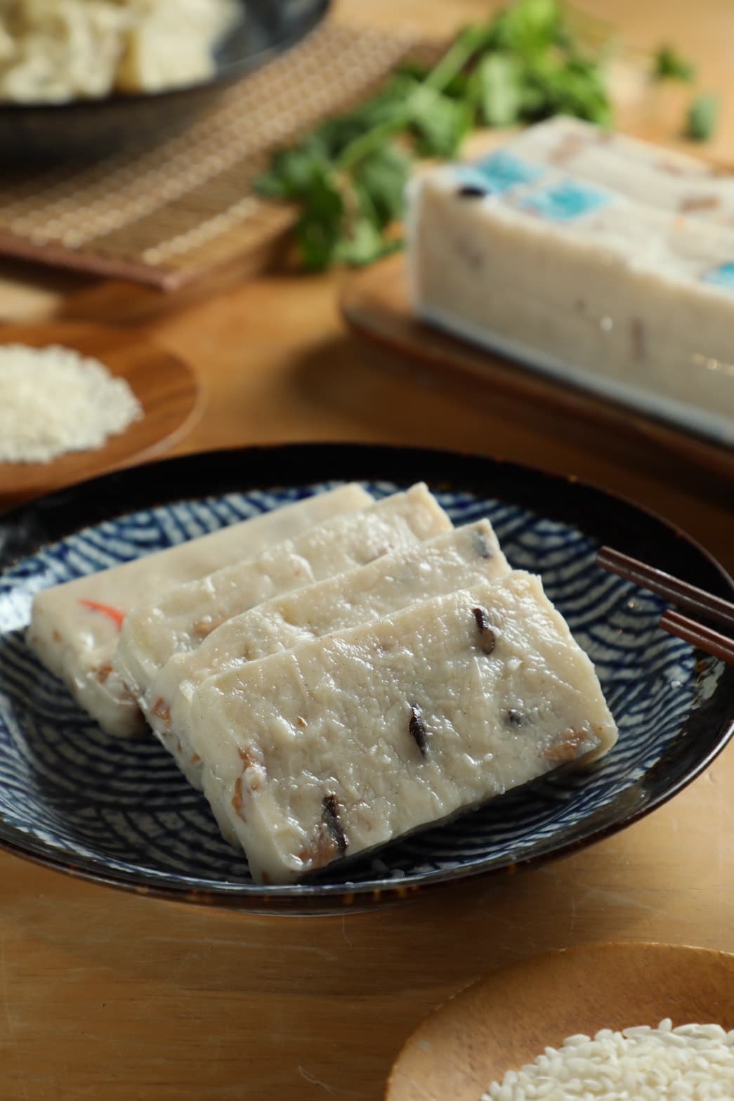以台灣產香菇,加入多種香料炒香後加入原味蘿蔔糕中的「香菇蘿蔔糕」。(內用60元/3片,冷藏真空包140元/8片)