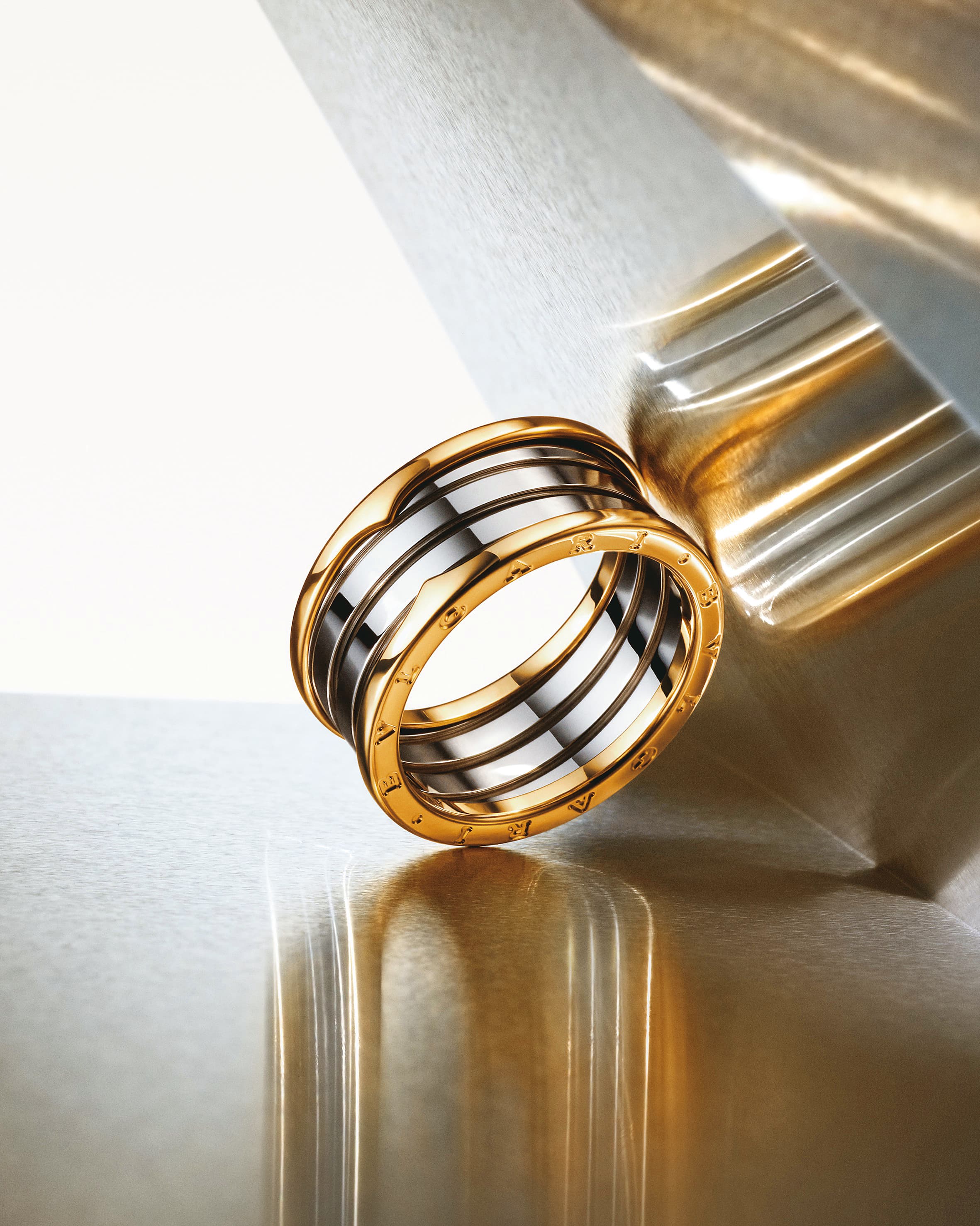 B.zero1 Gold & Steel四環戒指。NT$63,000(寶格麗提供)