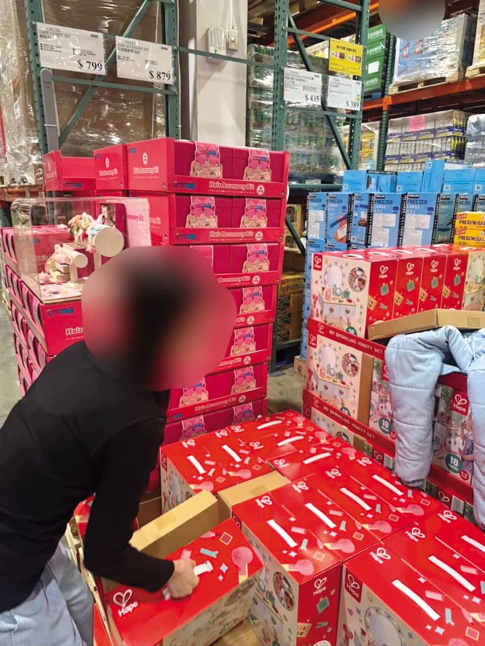 今年3月發生在美式賣場的「化妝台之亂」，意外衍生出有假帳號及境外帳號網暴問題，引起國安單位注意。（翻攝畫面）