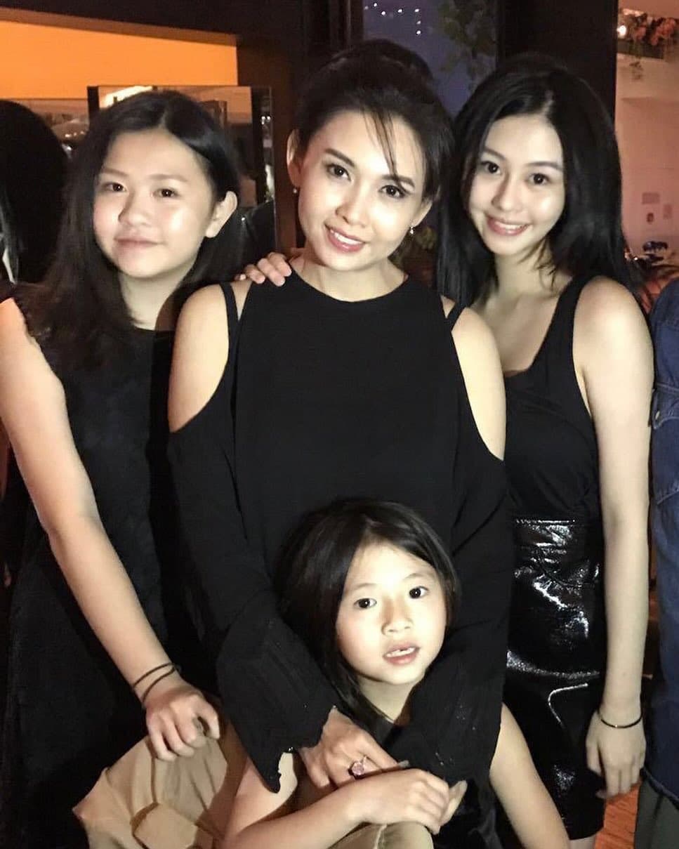 邱淑貞（中）有3個寶貝女兒——沈月（右）、沈日（左）、沈晨（前）。（翻攝yuetyuetxx IG）