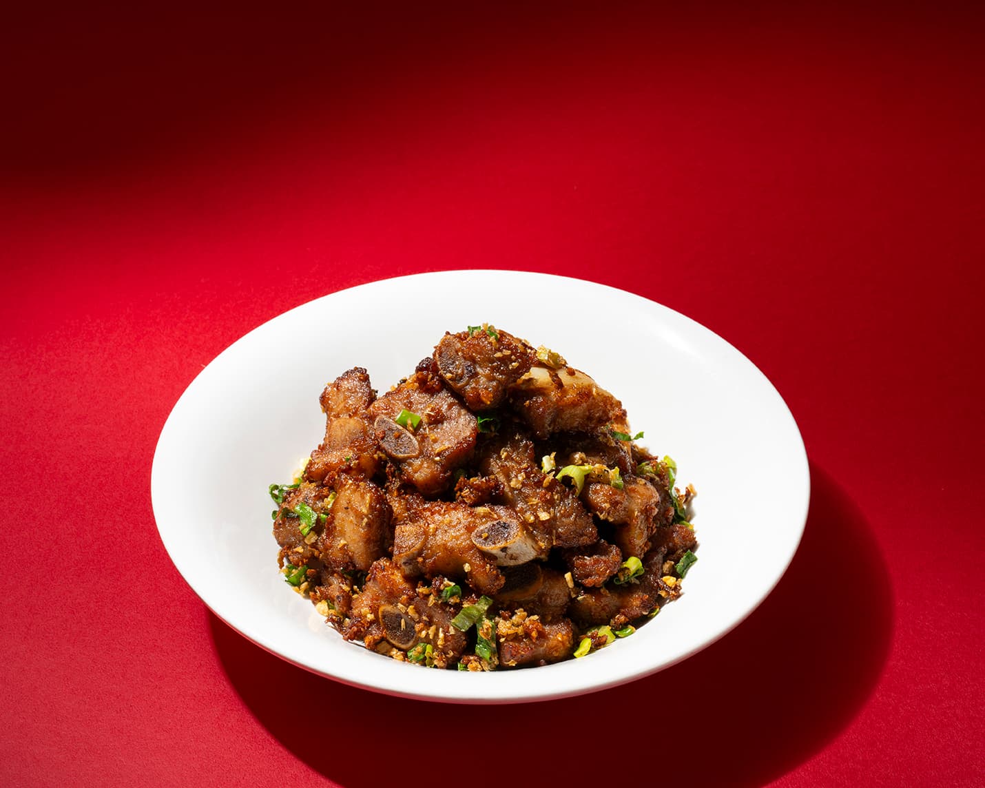 「蒜味嫩子排」醃製入味，蒜香濃郁。（春申食府提供）