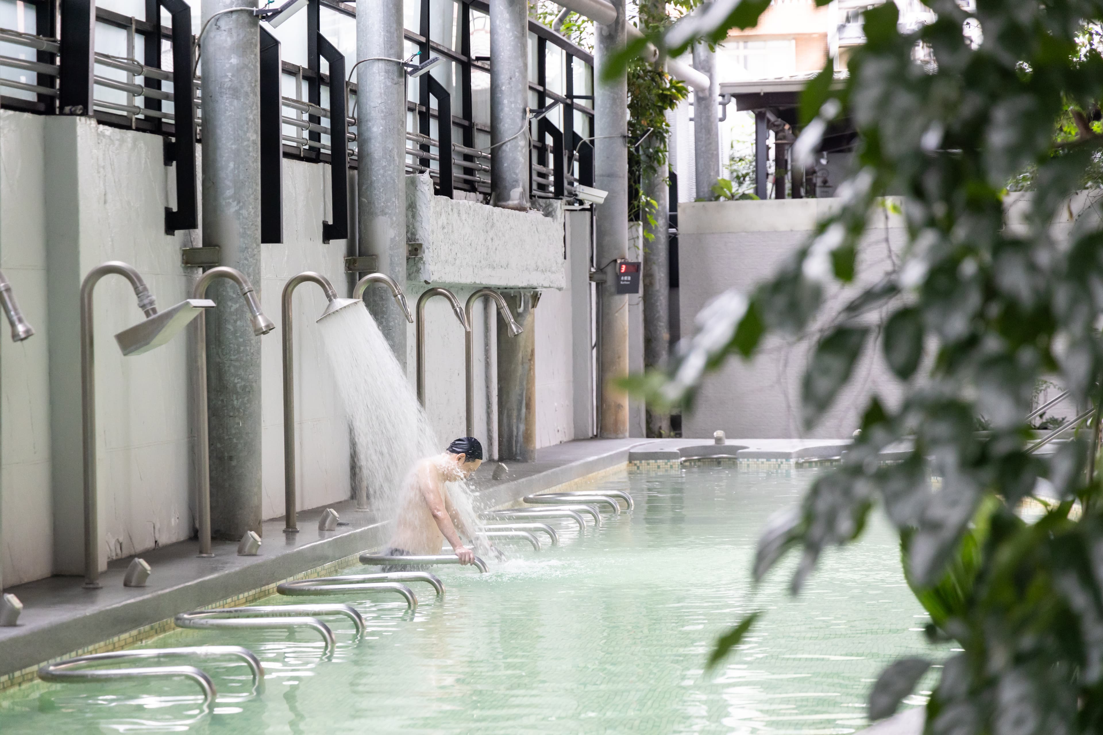 「泉境SPA」提供水療池、超音波按摩、兒童池、烤箱，以及溫泉魚池體驗等多樣設施。