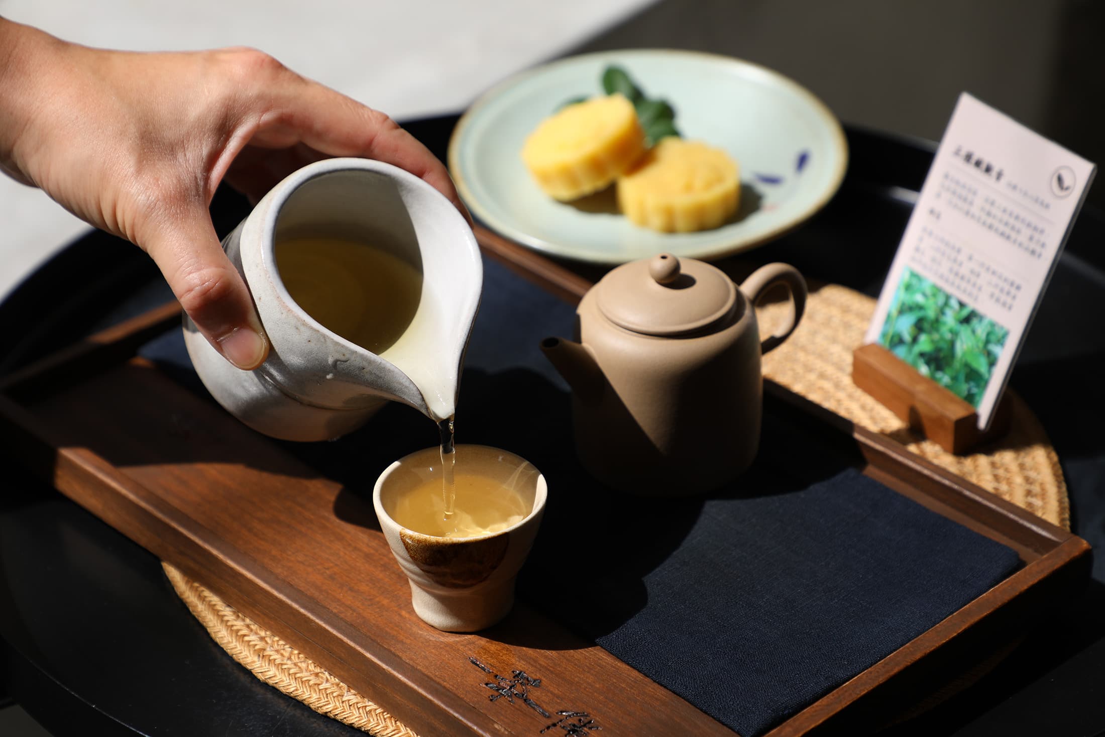 店裡的「正欉鐵觀音」（前，130元／壺）不特別使用重焙，讓茶湯更能喝到鐵觀音的品種香，搭配「綠豆糕」（後，60元／份）還能增加品嘗趣味。