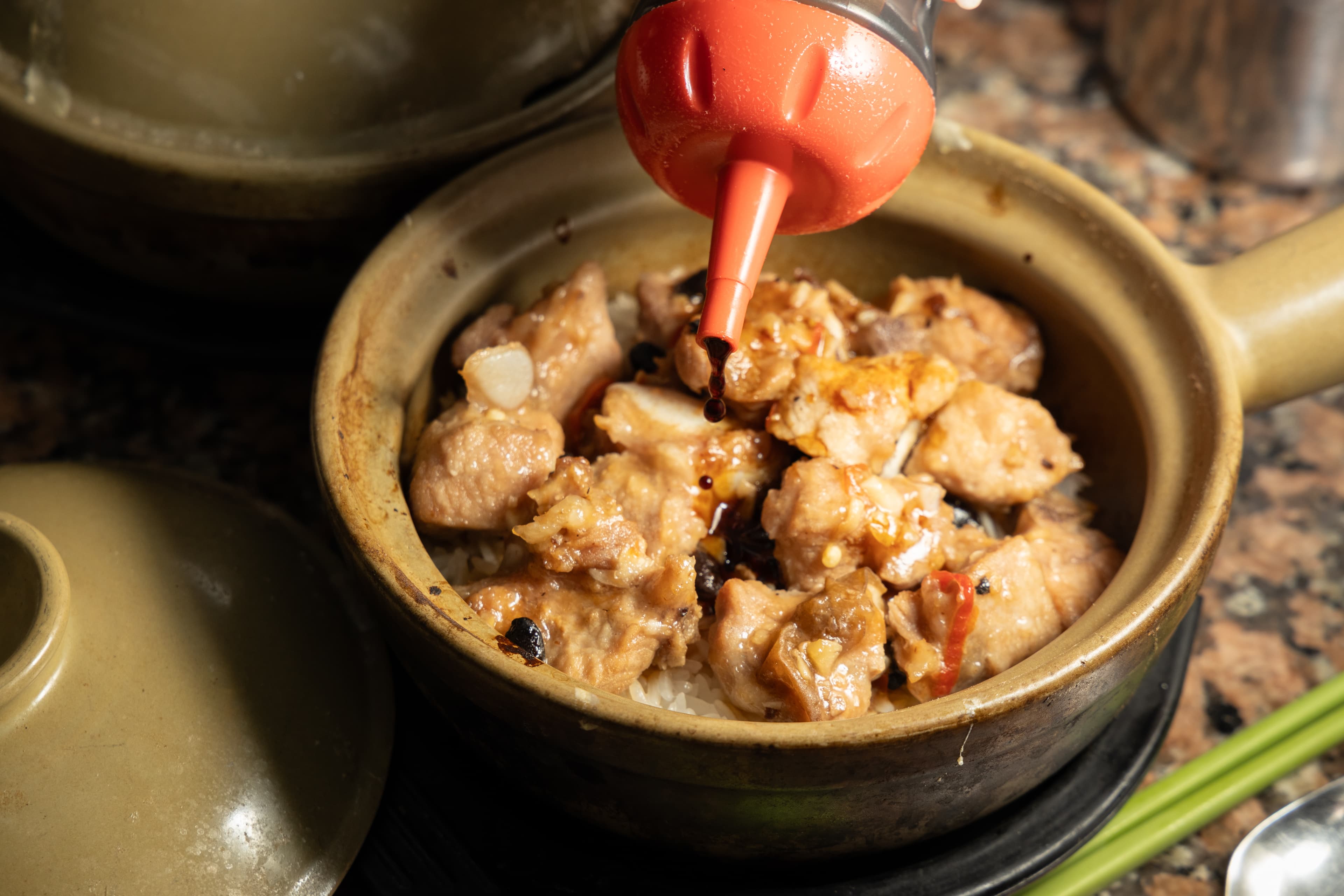 「豉汁排骨飯」淋上醬油香氣四溢，調味過的豉汁不死鹹，可依個人口味斟酌多寡。（港幣85元／份，NT$349；飯焦加價港幣10元，NT$41）