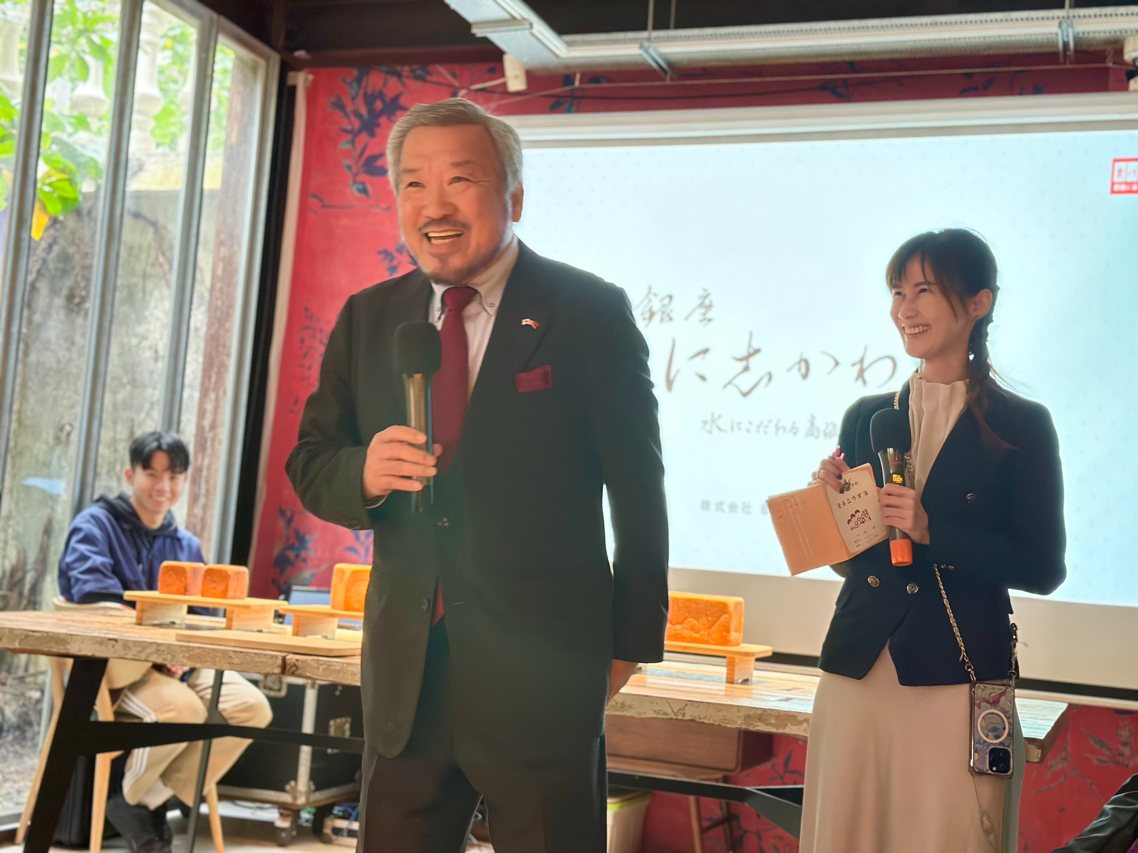 「OSG Corporation」會長湯川剛（圖中）特地飛來台灣，親自介紹吐司的特色。