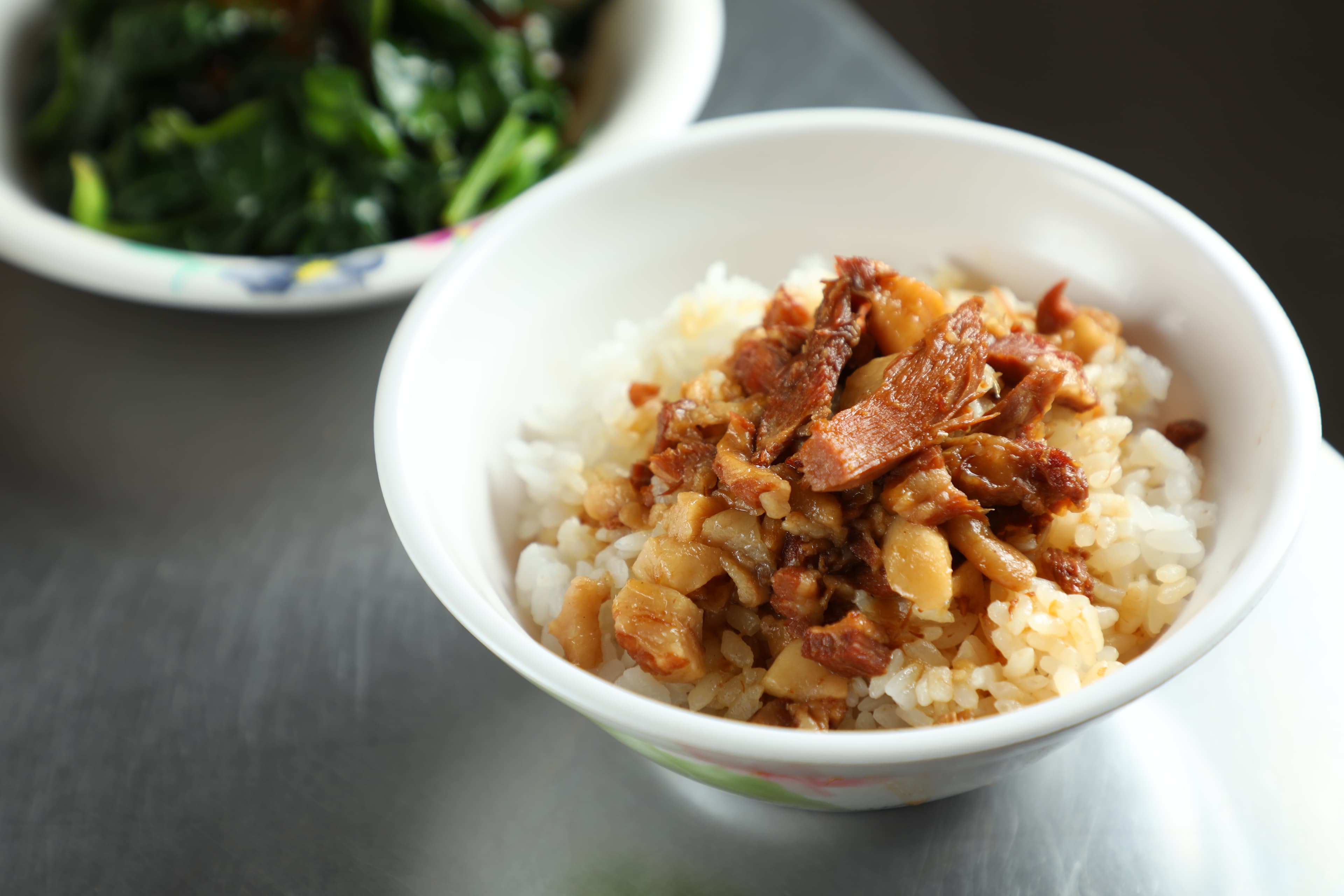 「滷肉飯」有肥肉丁和瘦肉條，味道清爽不油膩。（40元／碗）