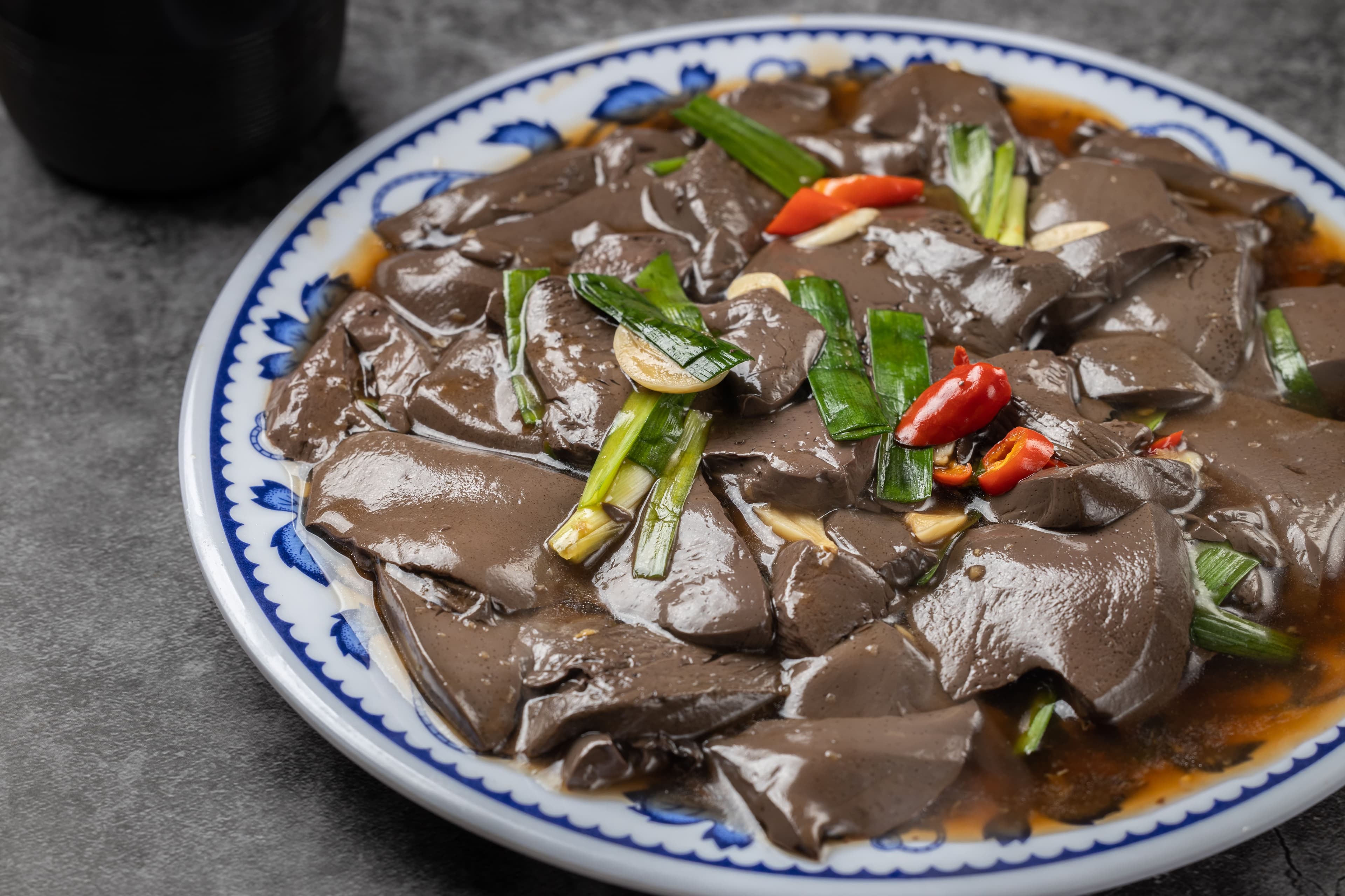 令人愛不釋口的「炒鴨血」醋香十足好下飯。（75元／份）
