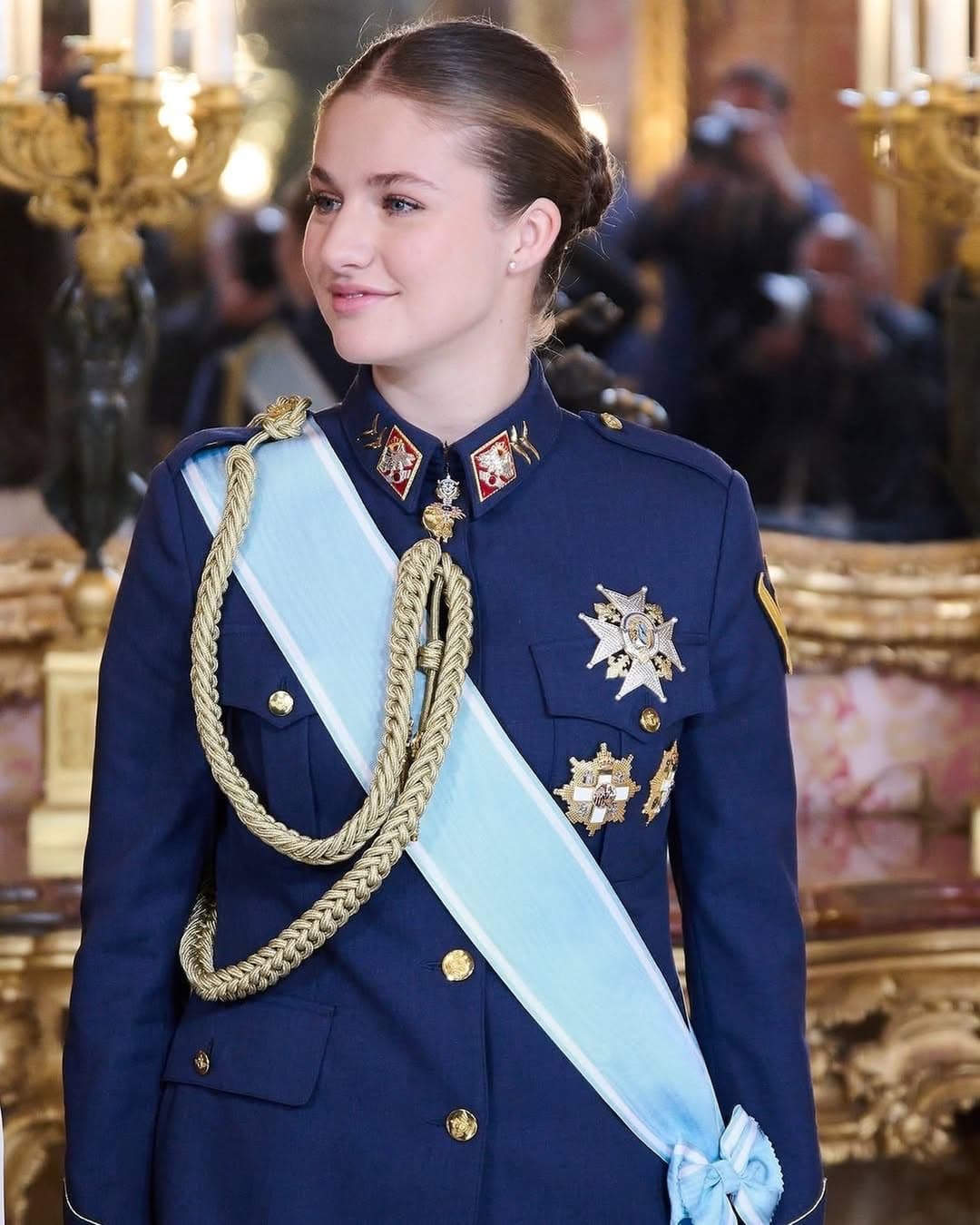 萊昂諾穿上軍裝英姿煥發。（翻攝leonor_asturias_official IG）