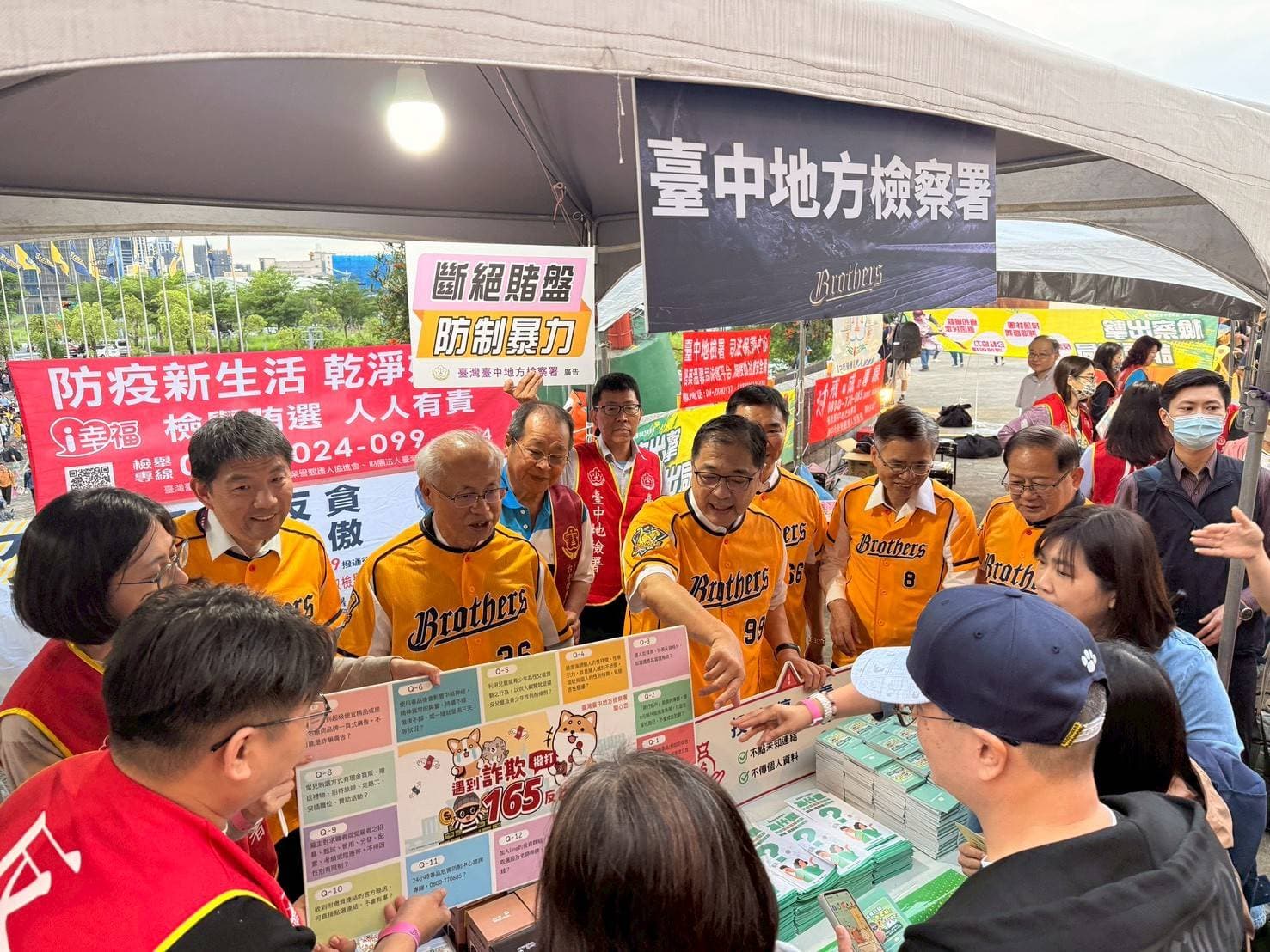 法務部長受邀臺中洲際棒球場開賽。（中檢提供）