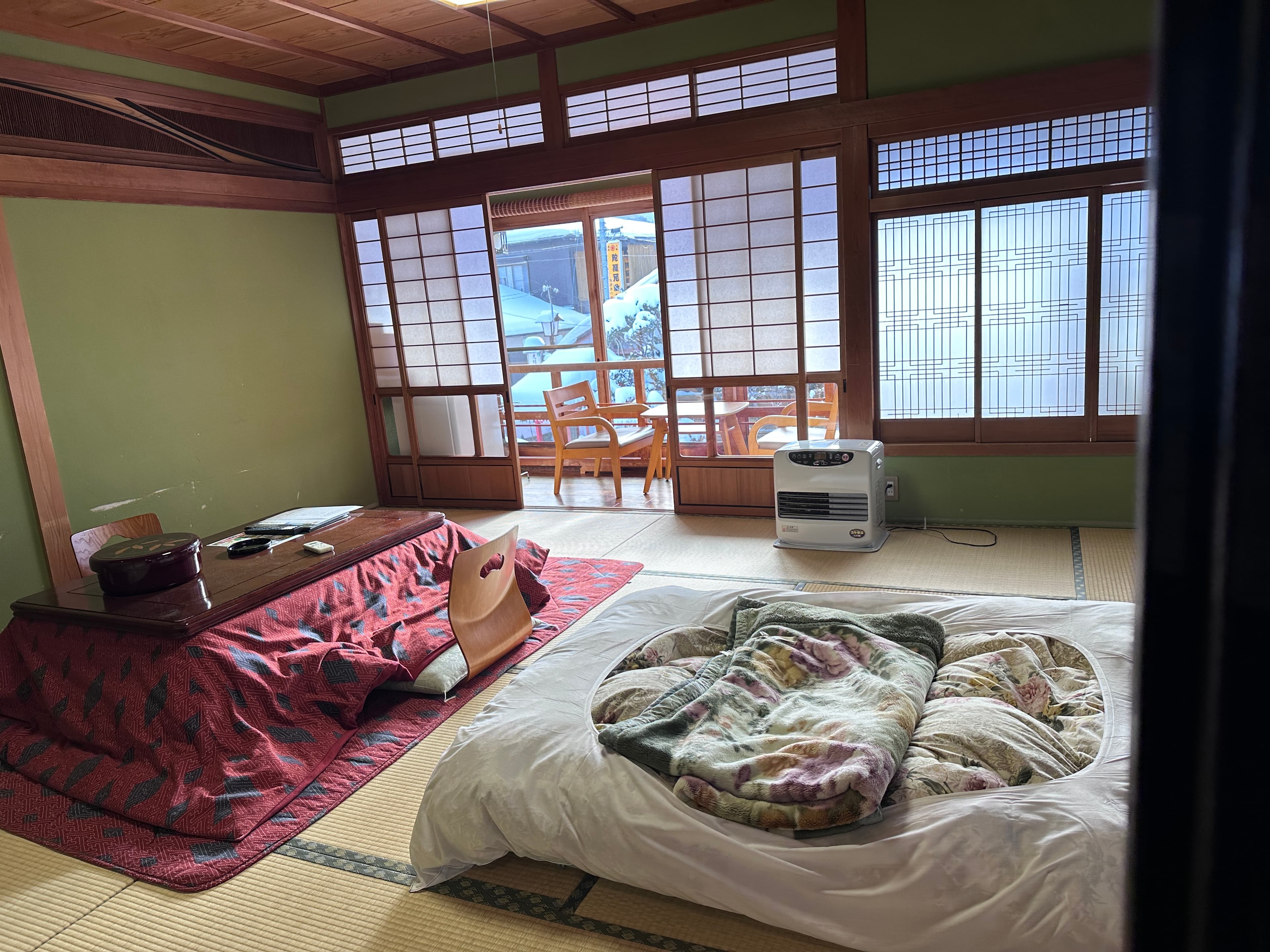 部分房型面向日式庭園，走到陽台就能遠眺大峰山美景。