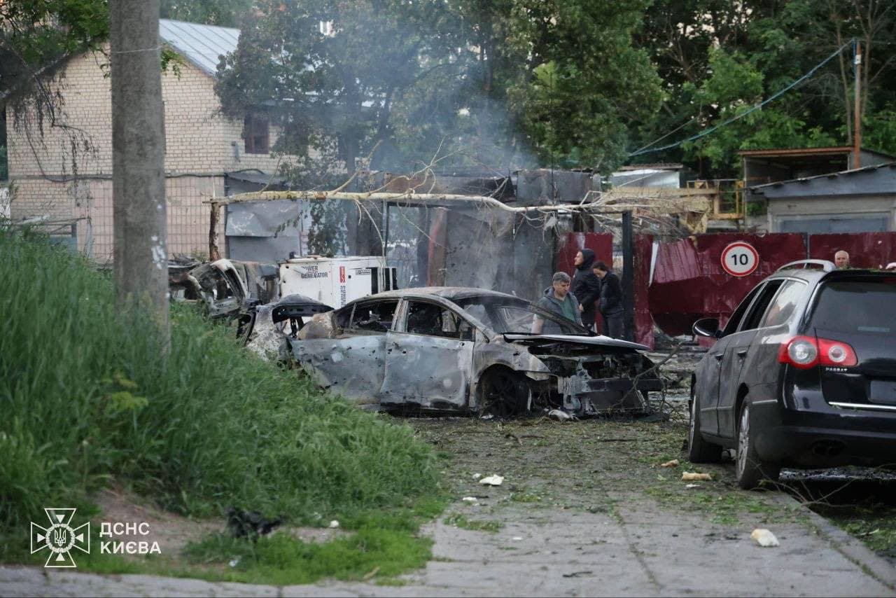 街頭汽車燃燒、濃煙遮蔽視線，宛如災難場景。（翻攝自МВС України X）