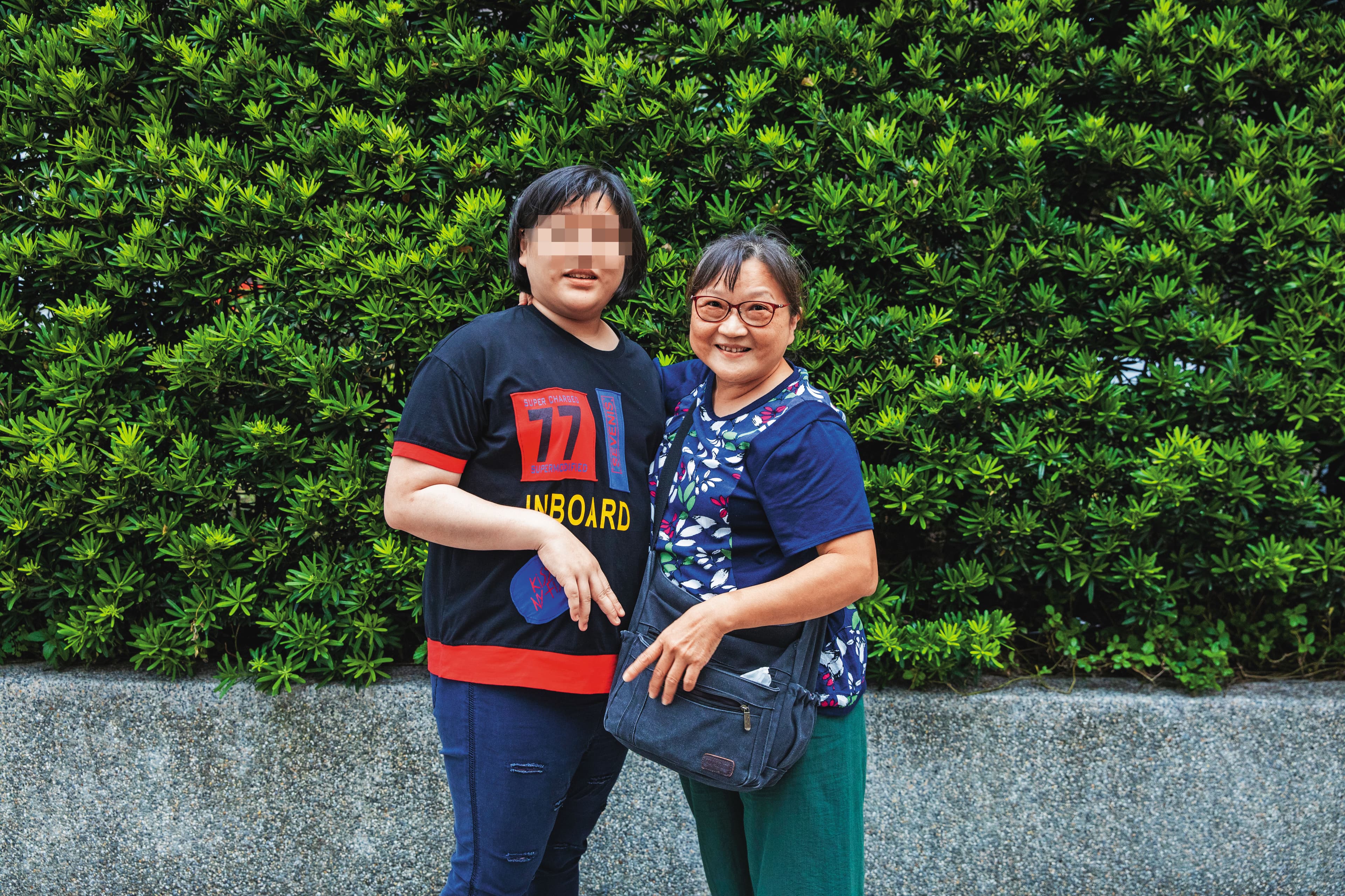 小羽媽與小羽是剛搬進社區的新居民。