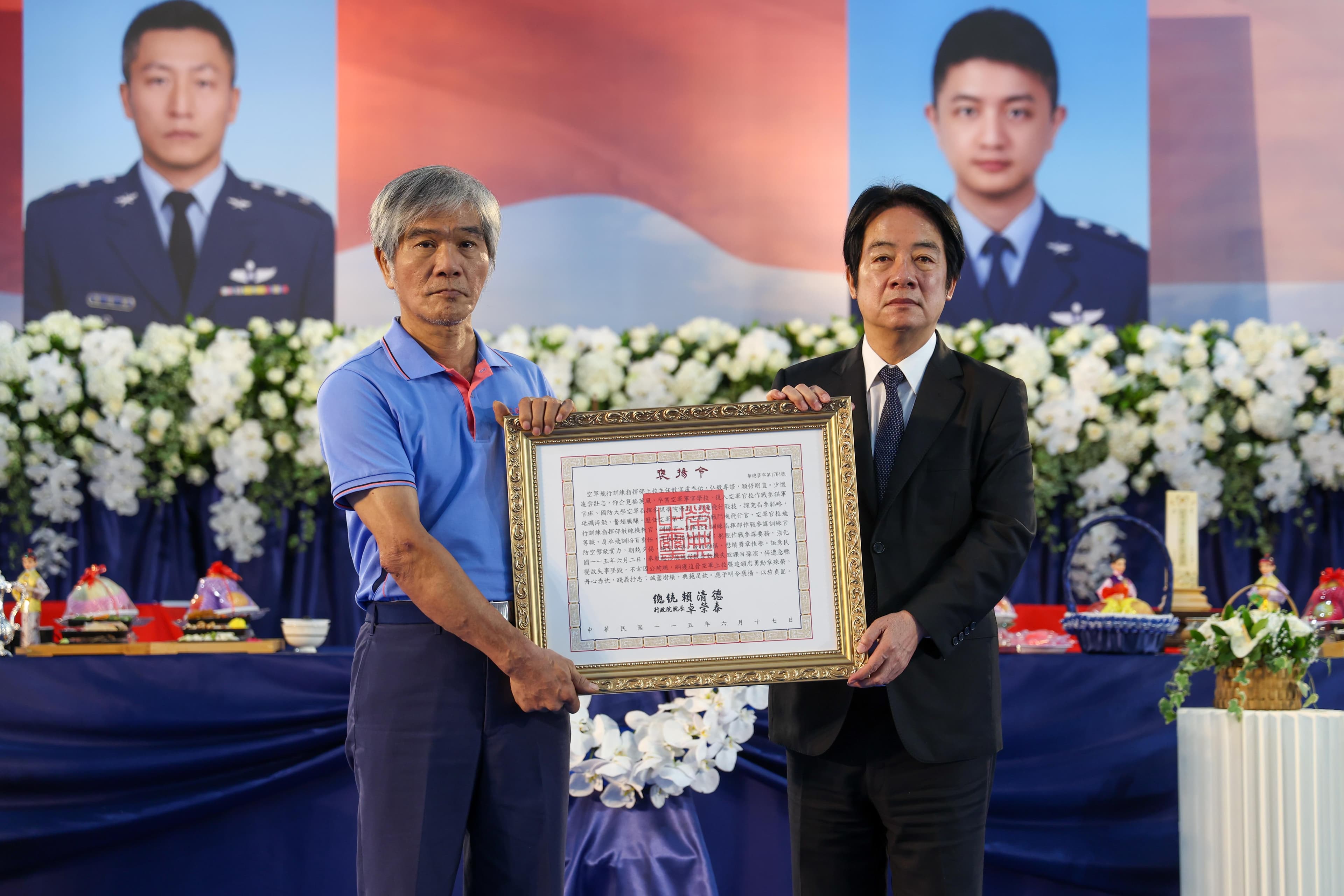 賴清德親頒褒揚令。(總統府提供)