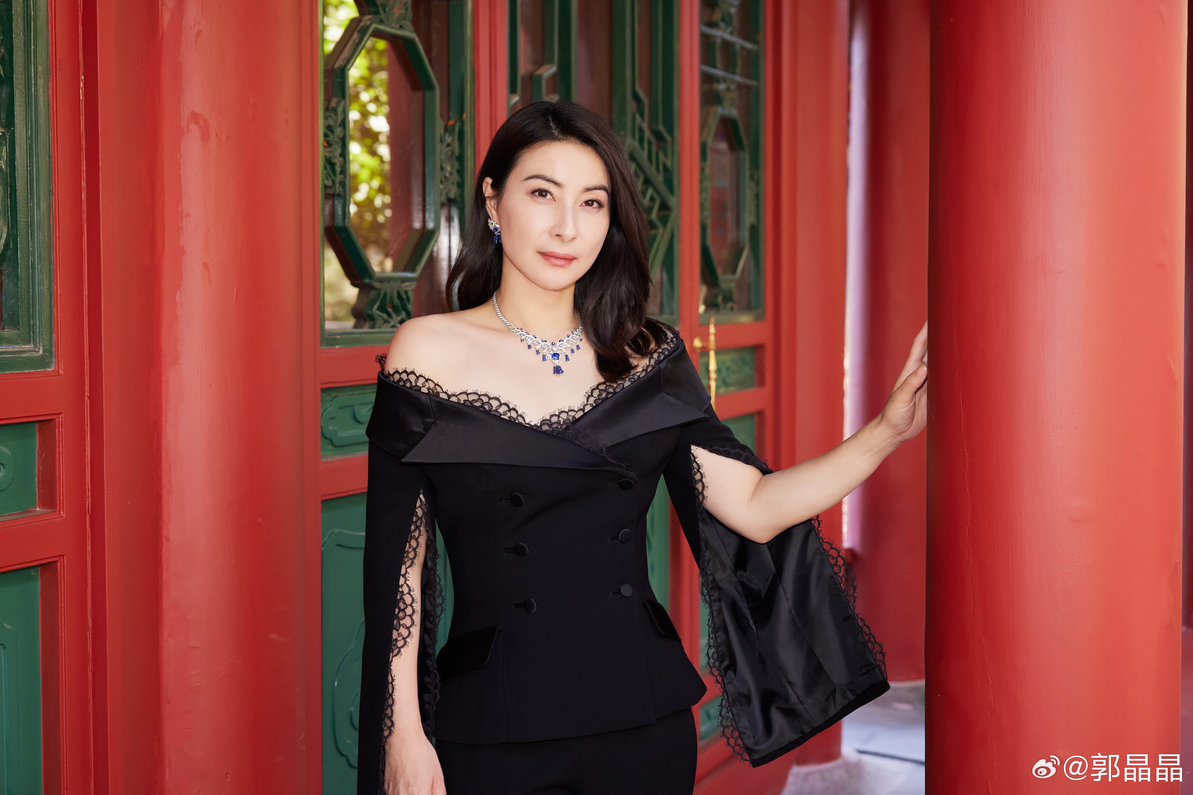 郭晶晶偶爾也會盛裝出席公開活動,換上黑色禮服搭配珠寶,與平時低調樸素的打扮形成反差。(翻攝郭晶晶微博)