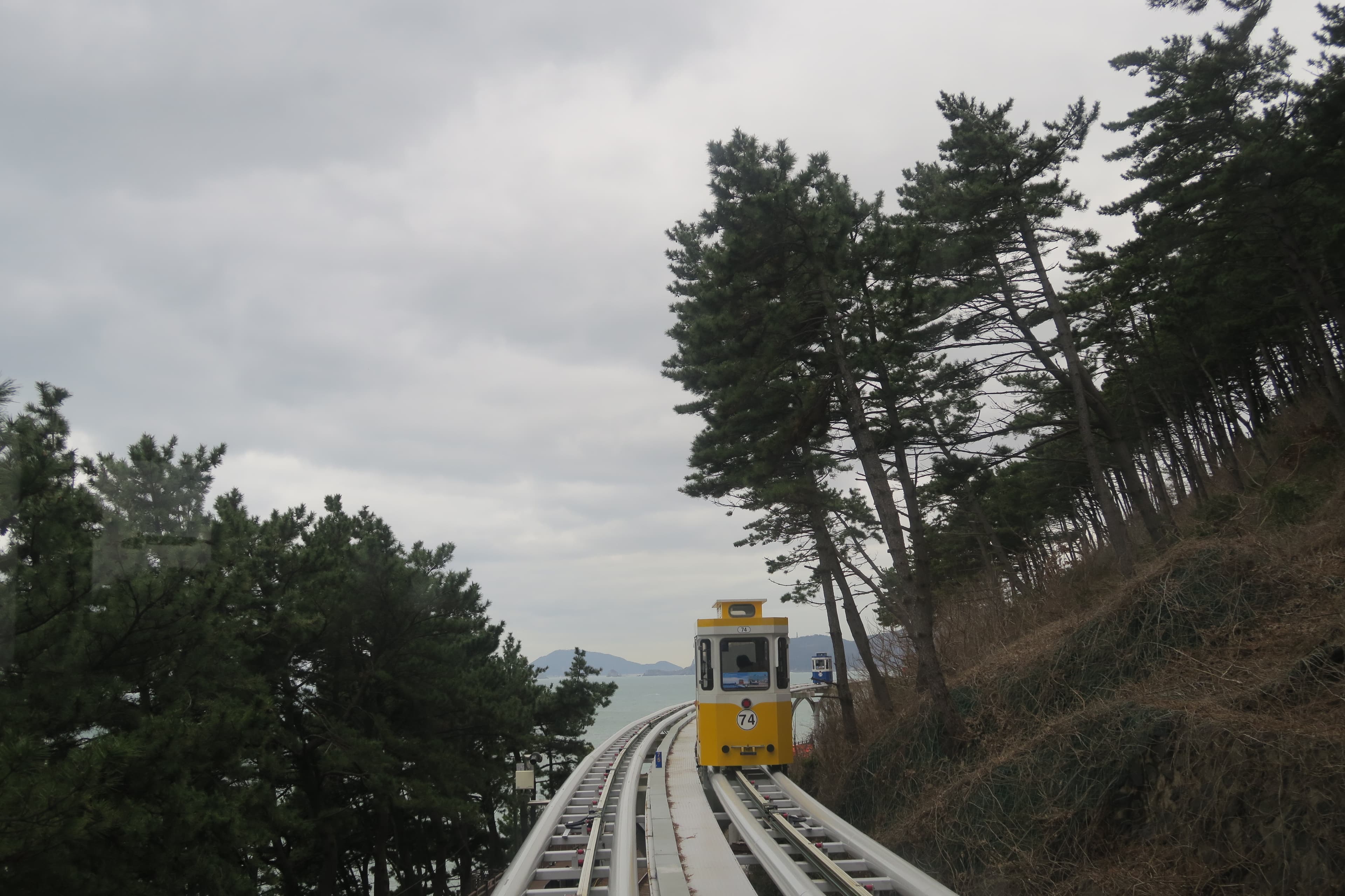 膠囊列車緩緩進入海岸線，有時綠意環繞，相當愜意。