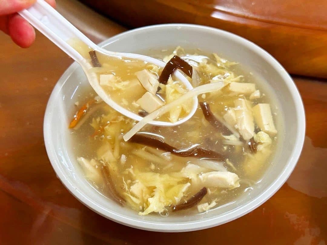 「酸辣湯」味道偏清爽。(30元/碗)