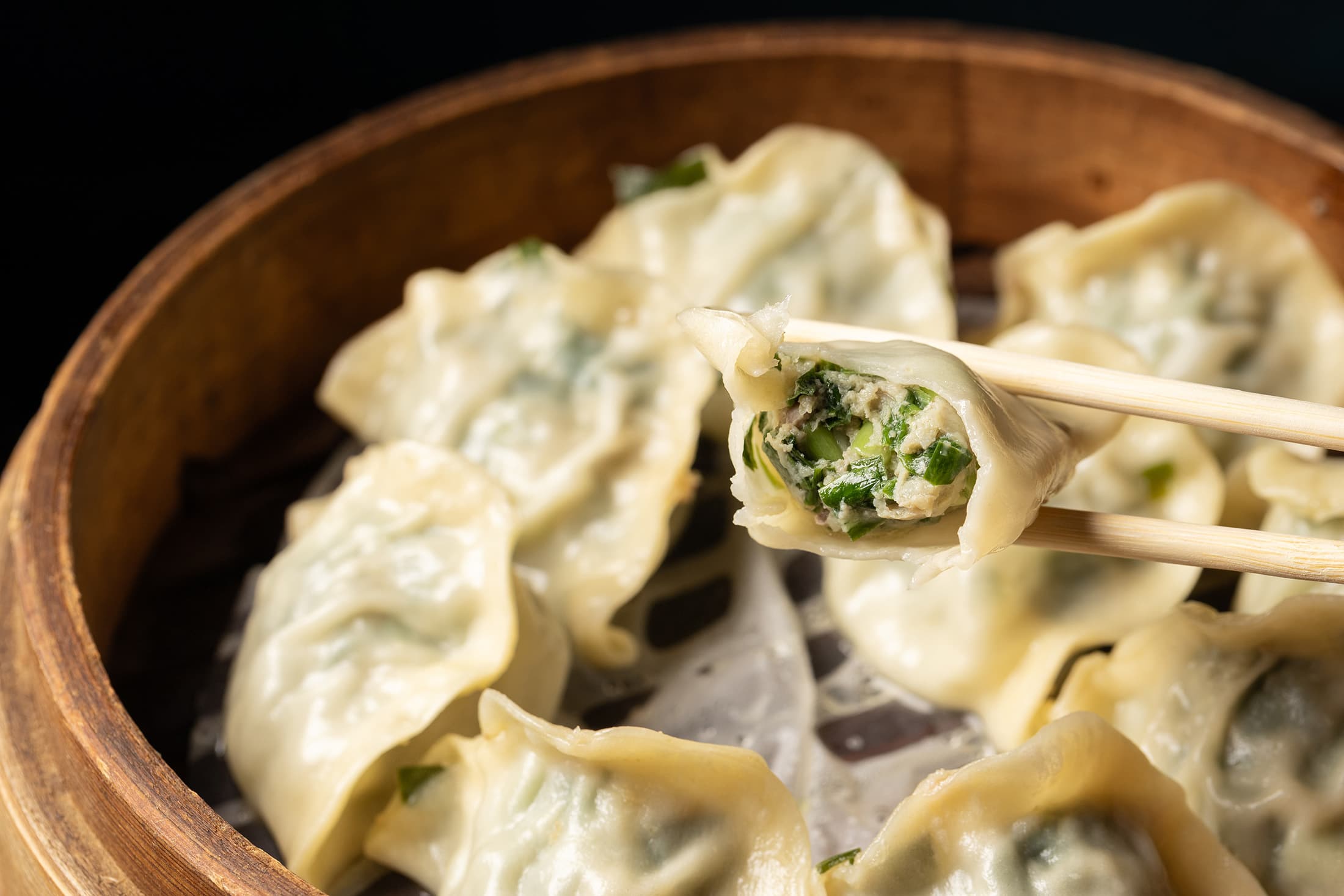「韭菜蒸餃」的肉餡飽滿多汁,韭菜香濃鮮甜。(80元/10顆)