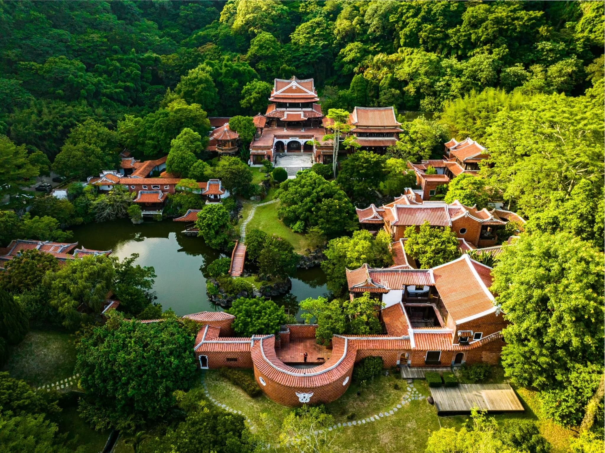 坐擁8萬坪綠意的「The One南園」是華人世界最美的山中園林，如同一座無牆美術館，將自然、建築、藝術與人文完美結合。（The One提供）