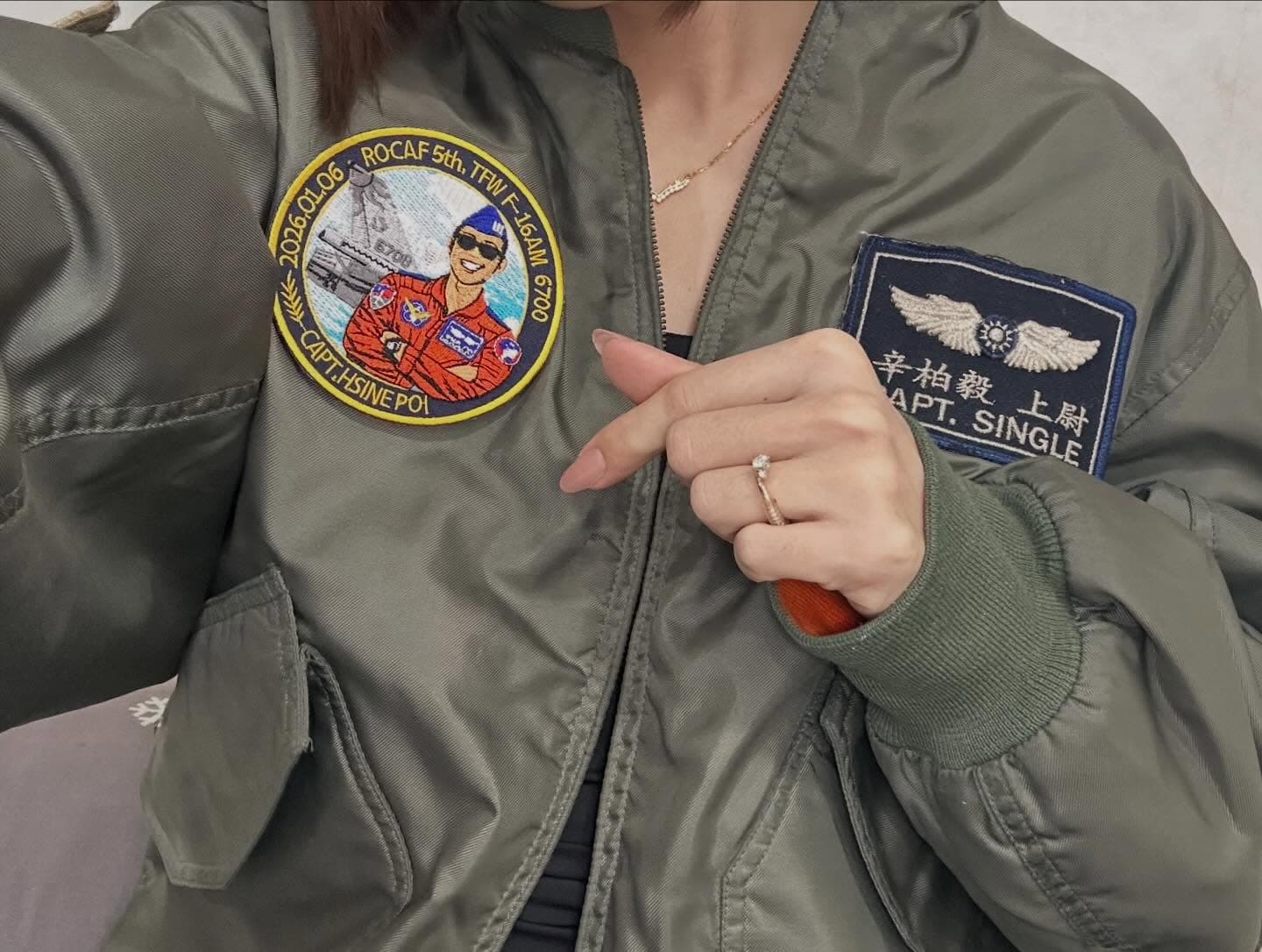 辛柏毅妻子穿上辛柏毅飛行外套，上面有他與戰機的臂章。（翻攝辛柏毅妻子Threads）