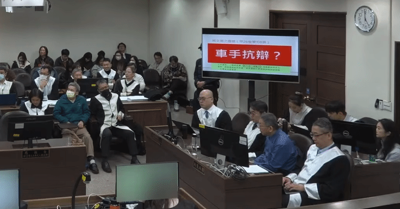 聽完林俊廷的「自行車手」說，鄭深元、柯文哲都忍不住笑了。（翻攝自臺北地院刑事科YouTube）