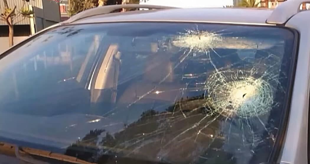 死者休旅車的擋風玻璃遭凶手敲擊,多處碎裂。(翻攝東森新聞)