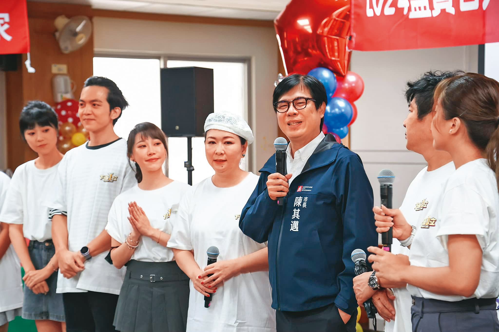 郭忠祐(左一)、黃露瑤(左二)兩年前曾一起南下高雄,出席「藍寶石歌廳秀」記者會,與胡瓜(右二)及高雄市長陳其邁(右三)合影。(翻攝自黃露瑤臉書)