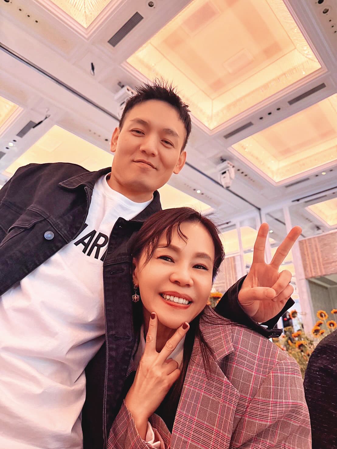 彭佳慧（右）曾與玖壹壹成員春風（左）在演唱會上合作，展現了鐵肺歌后與本土團體的反差魅力。（翻攝自彭佳慧臉書）