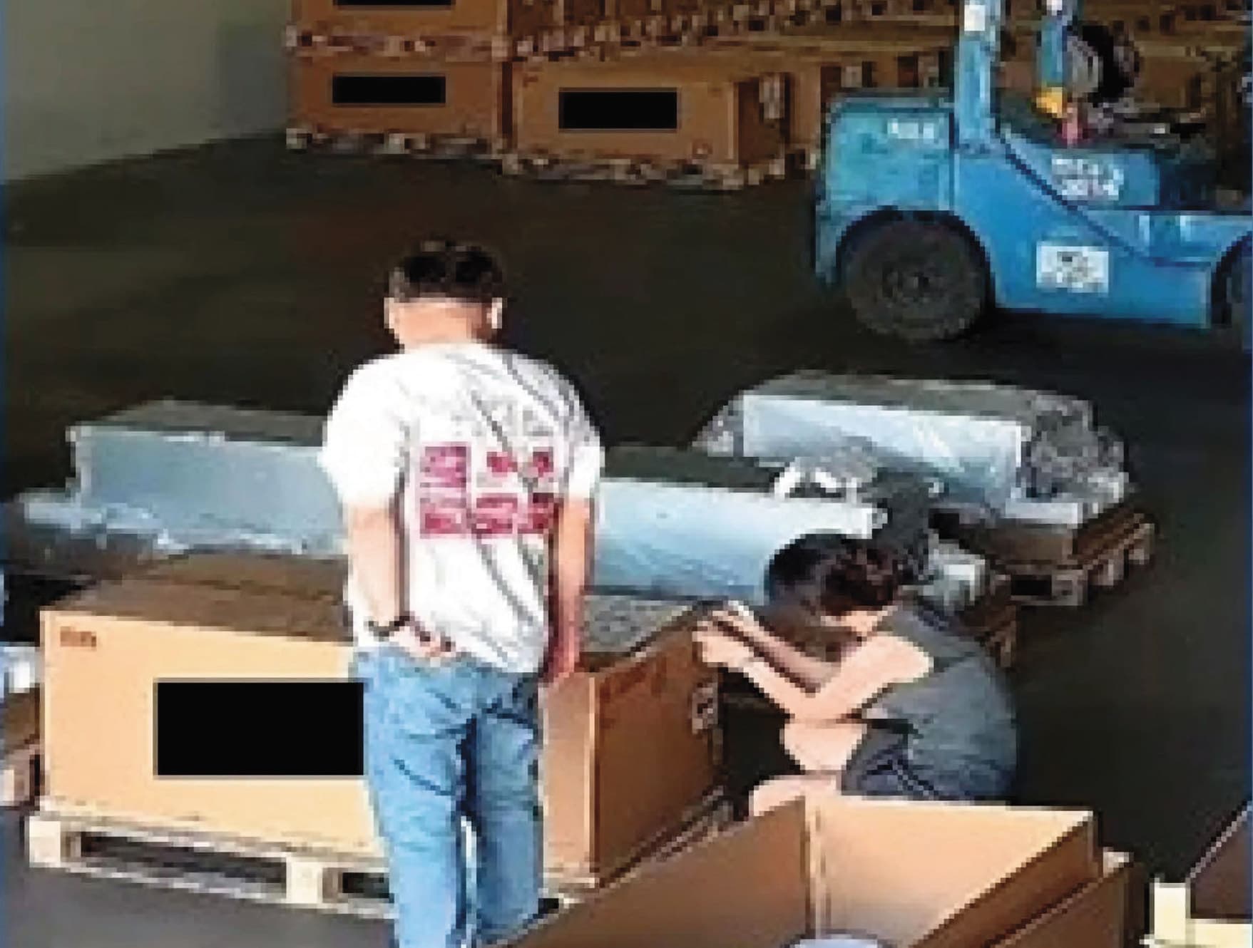 走私輝達晶片的涉案人在倉庫內改標、填報不實文件。（翻攝美國司法部官網）