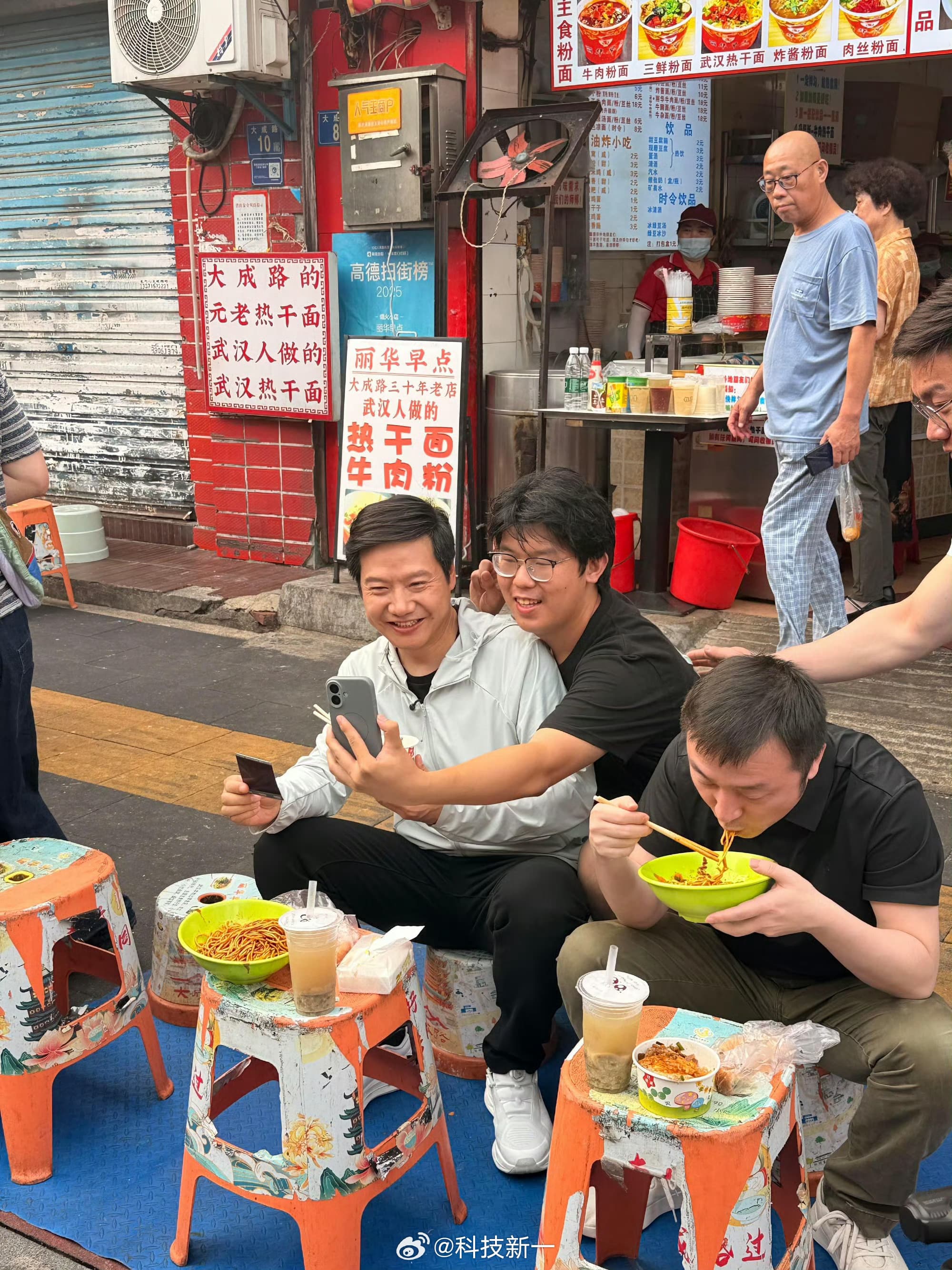 雷軍蹲街頭吃早餐,路人搶拍。(翻攝微博)
