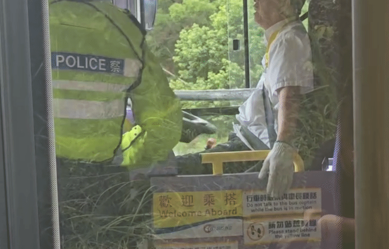 香港一輛巴士駕駛遇飛來橫禍,鐵棍插穿擋風玻璃後捅進駕駛胸口。(翻攝自Threads@mandy_py_lau)