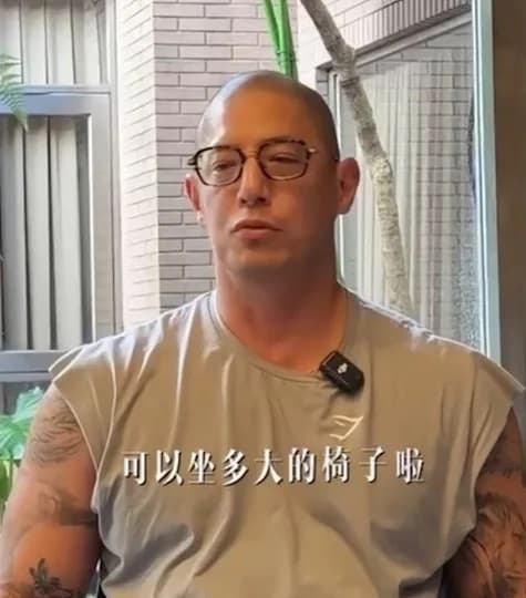 蔣友柏罕見針對當前熱絡的投資環境大談金錢觀，以「命決定你能坐多大椅子」的犀利比喻。（翻攝自蔣友柏小紅書）
