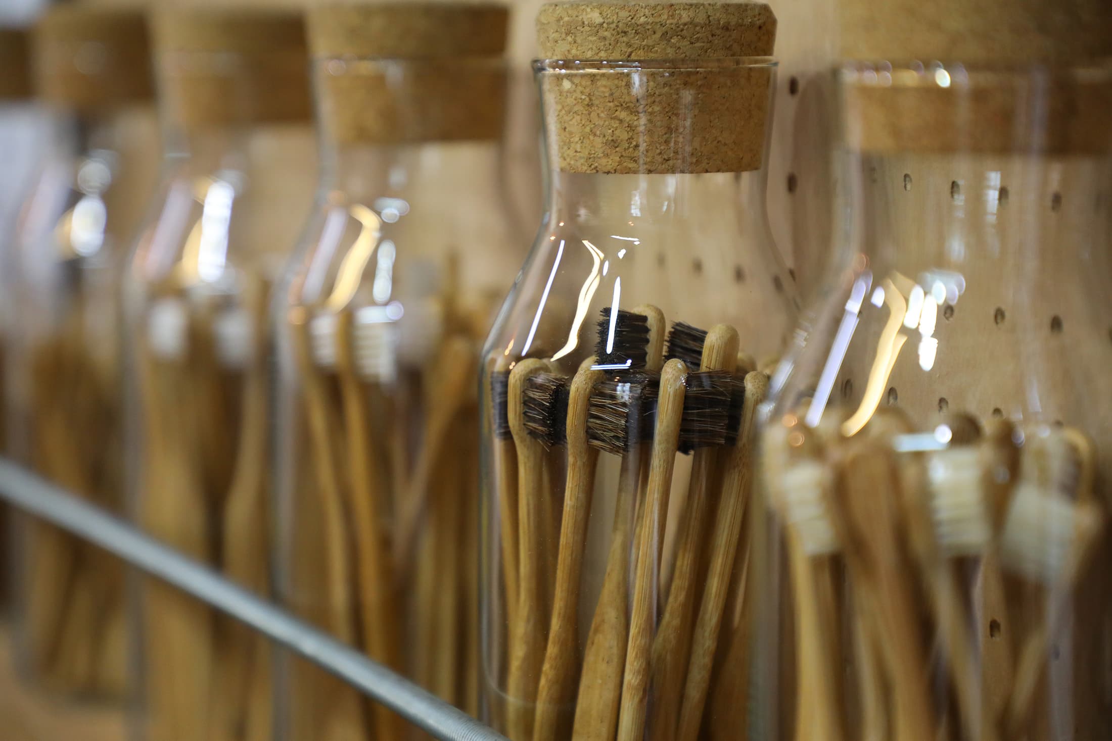 使用馬毛製作的「竹牙刷」（左），是林家宏返鄉後推出的第一個產品，後來又與牙醫診所合作研發出「軟毛竹牙刷」（右）。（100～180元／支）