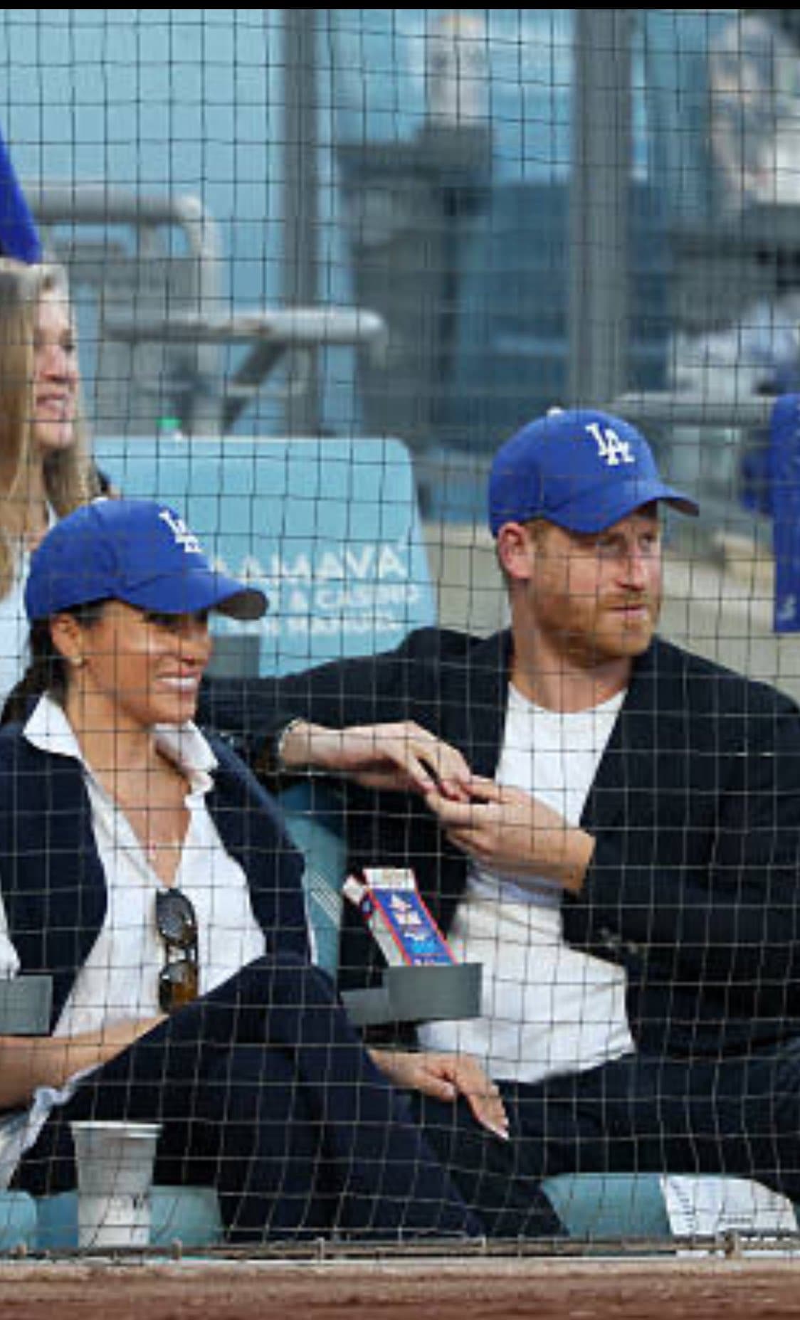 哈利和梅根坐第一排看球，看起來很開心。（翻攝X@Sussex5525）