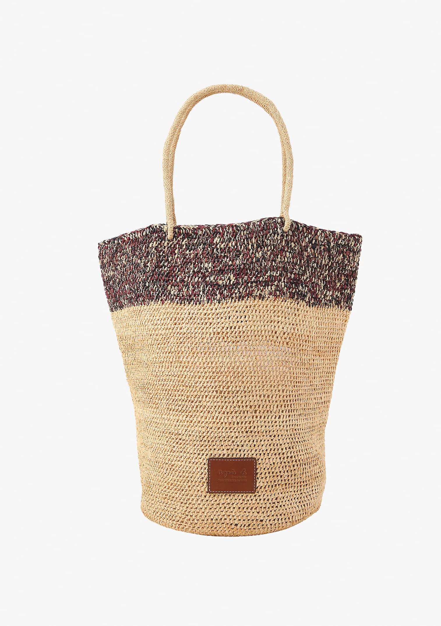 拉菲草手提包。NT$7,980。(agnès b.提供)