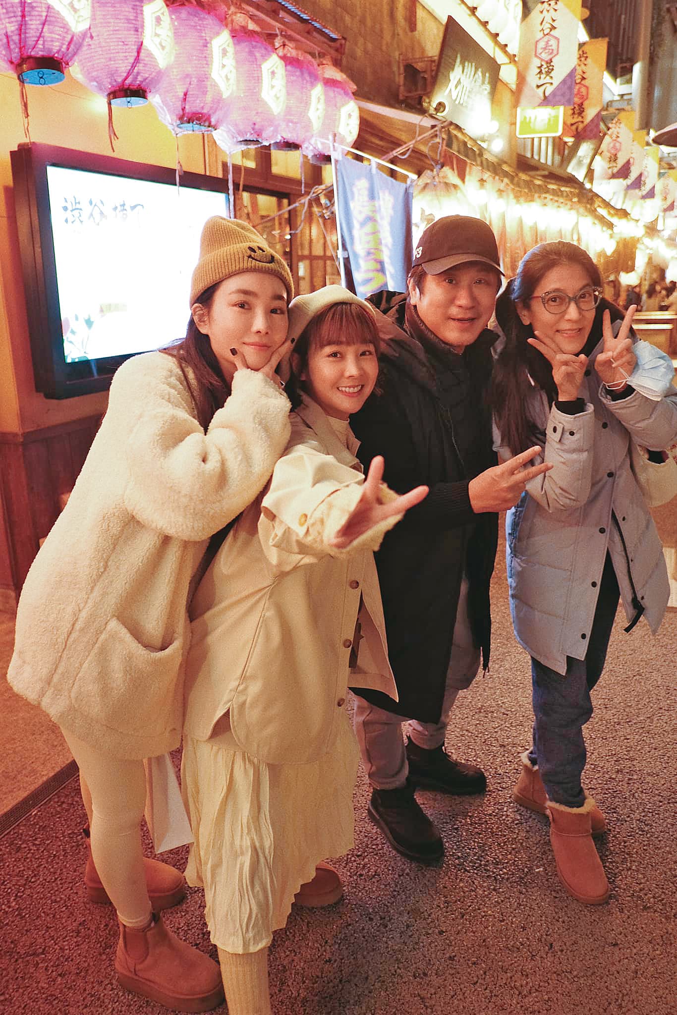 2023年籃籃（左二）和舒子晨（左一）旅遊東京時，發現胡瓜（右二）和老婆丁柔安（右一）也在，特地製造巧遇。（翻攝自籃籃臉書）