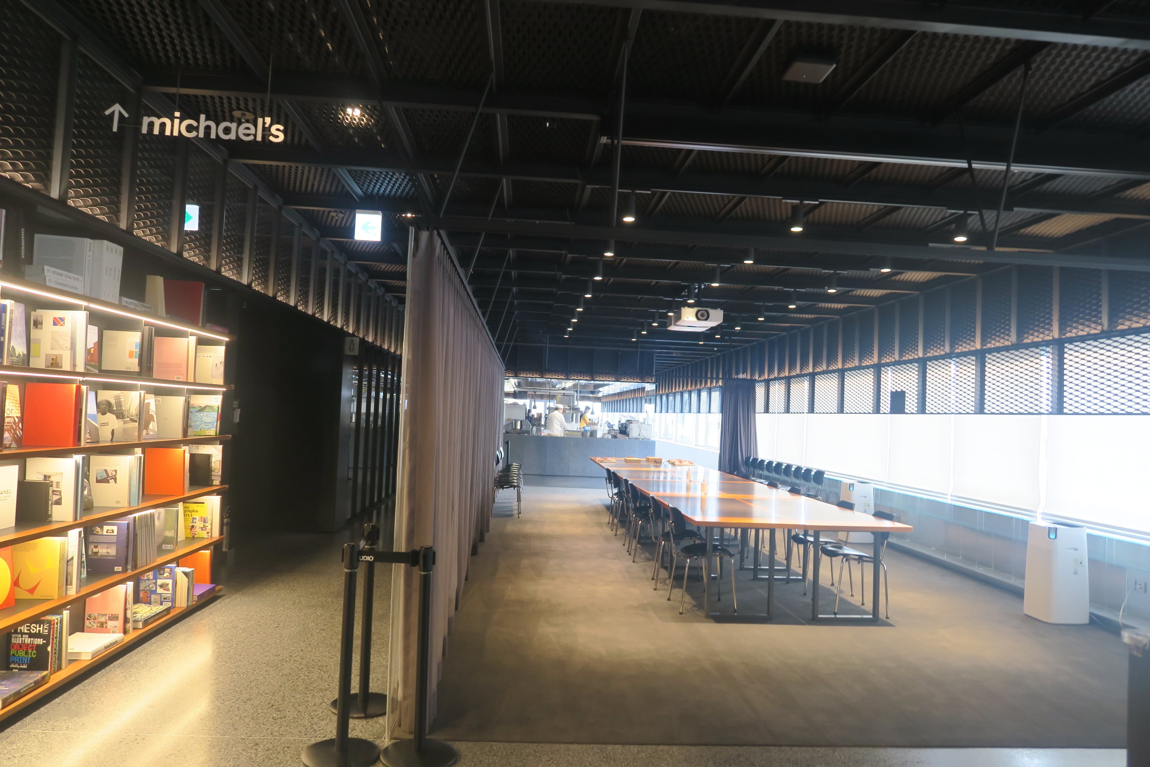 展場4樓是一個體驗工作坊,牆面上展示許多設計相關書籍。