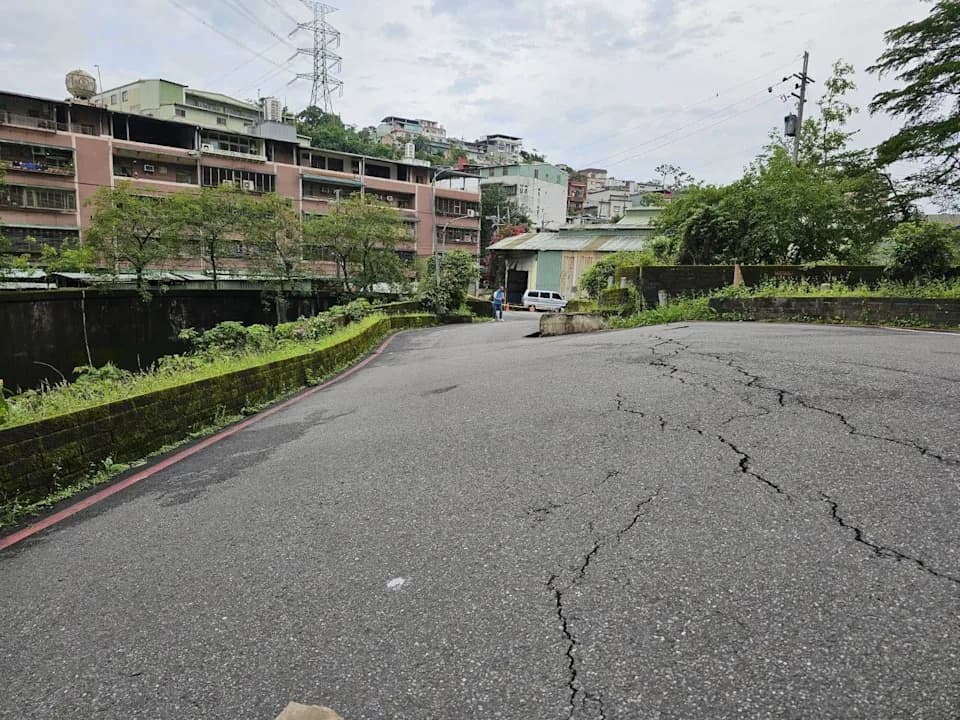 汐止伯爵山莊巷口，在連日大雨後路面出現大規模裂痕。（警方提供）