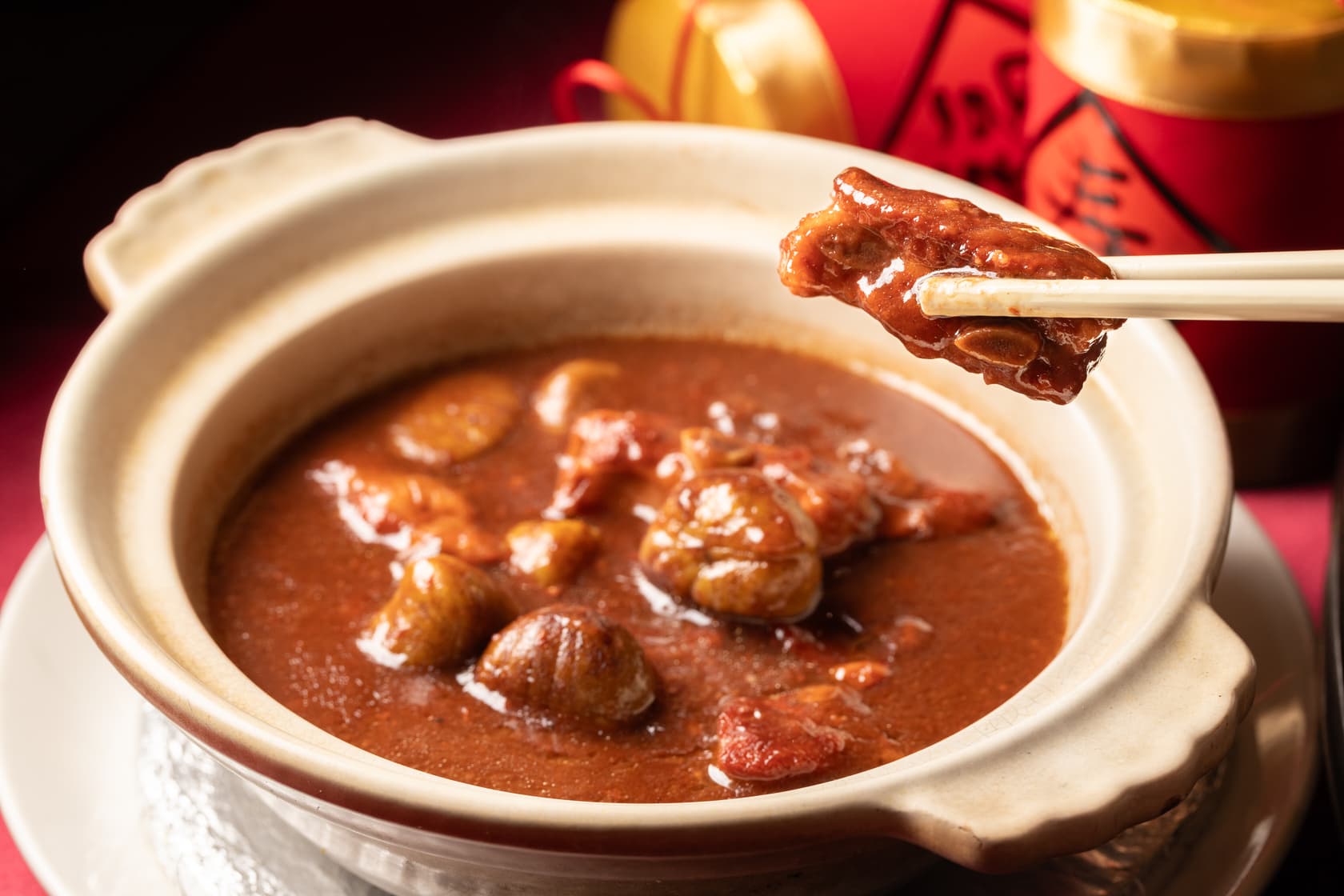 年菜裡的「紅麴無錫排」，排骨肉化開與濃湯一同入口，味道極好。（380元／份）