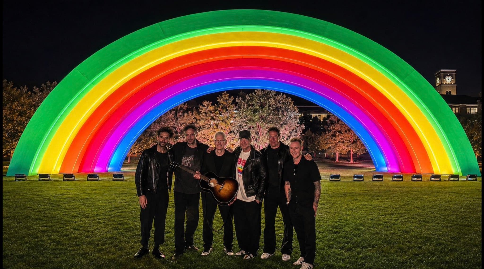 共和世代(OneRepublic)受邀在庫克告別派對上演出,庫克更拿起吉他與團員留下合影。(翻攝X@javilosana)
