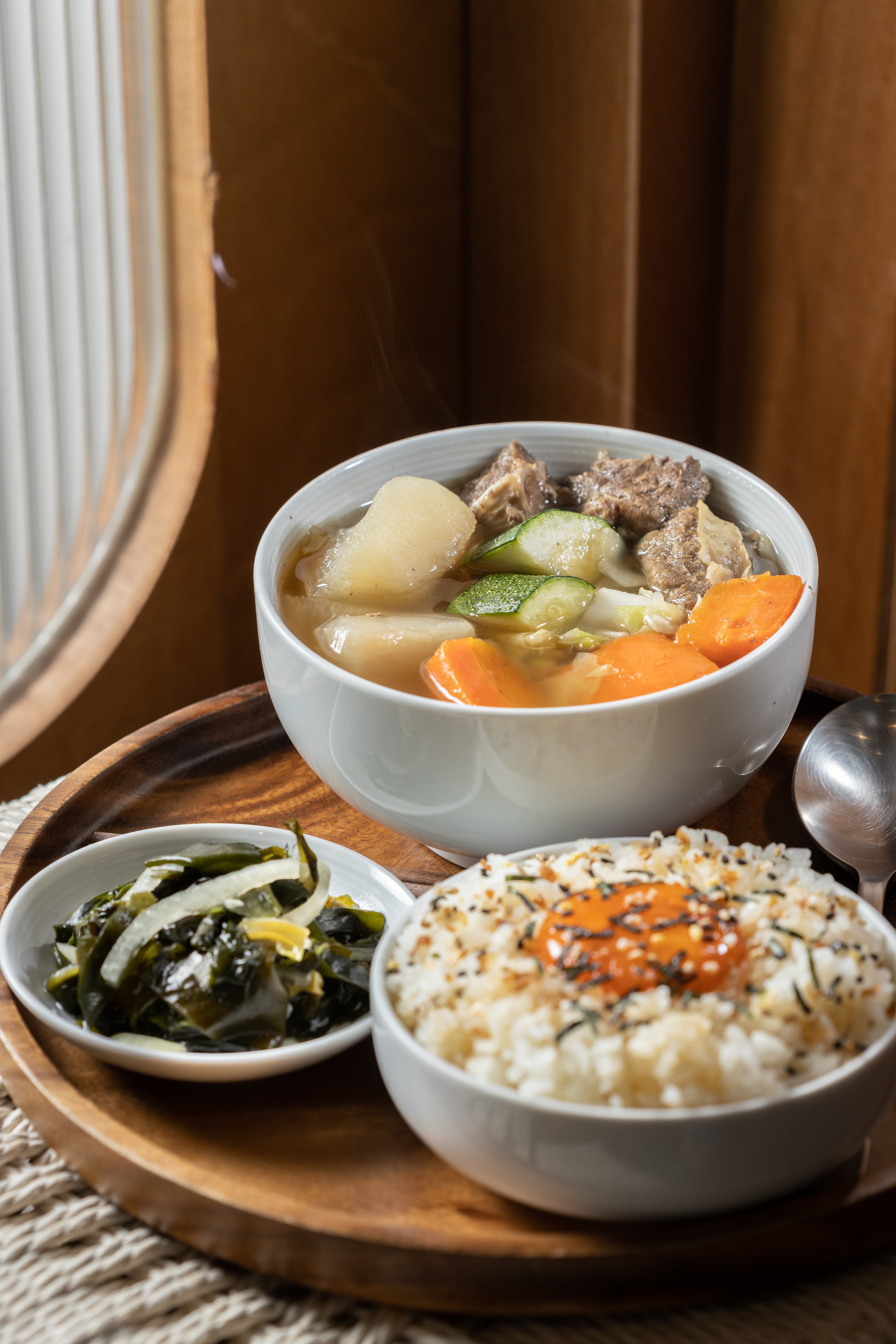 招牌「清燉牛肉湯」（後，190元／份，附白飯、小菜）口味清爽甘醇，搭配「卵黃米飯」（前，40元／份）飽足感滿滿。