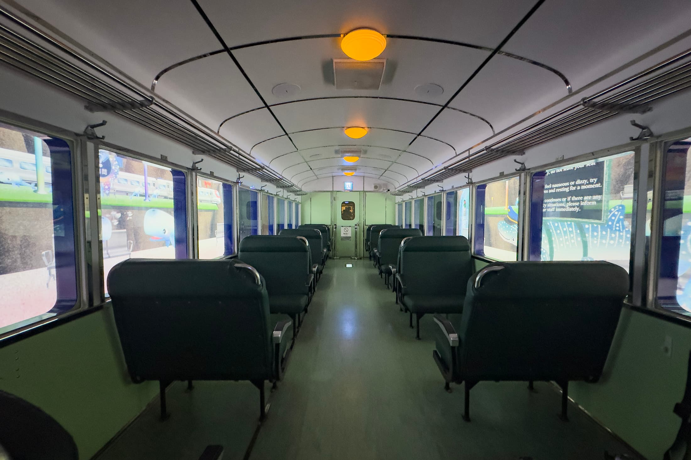 坐上車廂座椅,會伴隨著非常逼真的車體震動與搖晃感,就像真的在搭火車。