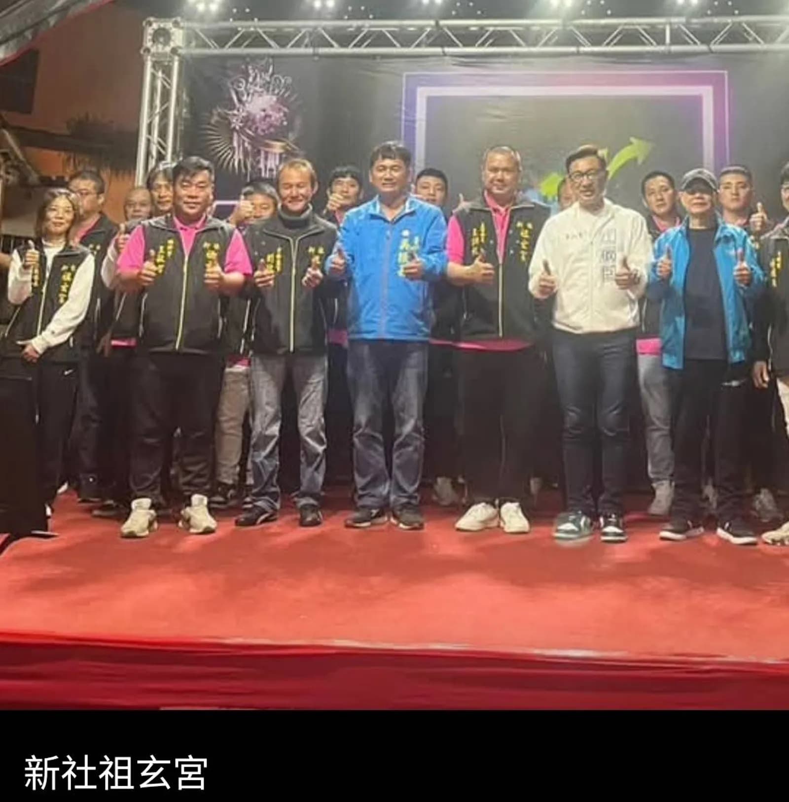 事件也在傳播圈引發震撼,多名女子陸續出面指控,王男(前排左一)長期以相同手法犯案。(翻攝自祖玄宮網頁)