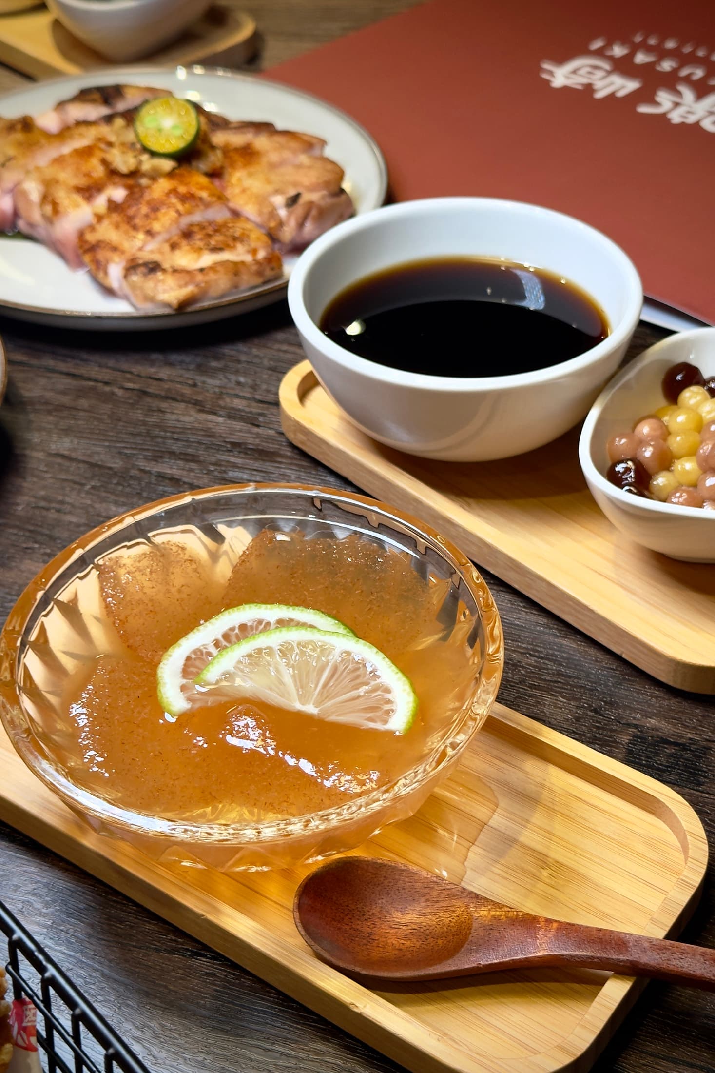 火鍋店特別精心推出2款台灣傳統甜品「台灣古早味燒仙草」(後,49元/份)與「野生冬瓜檸檬愛玉」(前,39元/份)。