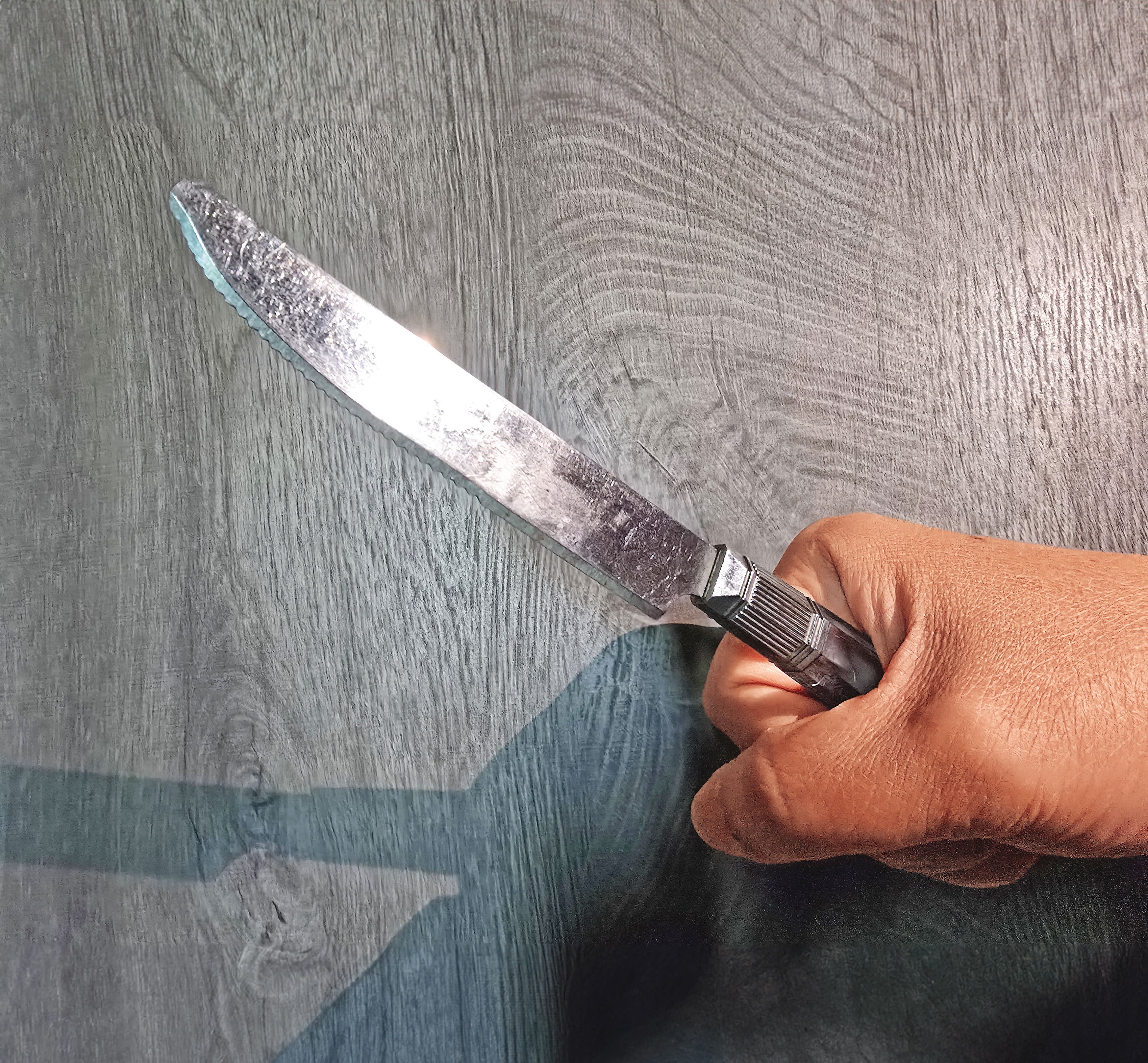 警方發現死者遺體時，右頸還插著一把牛排刀。（示意畫面）