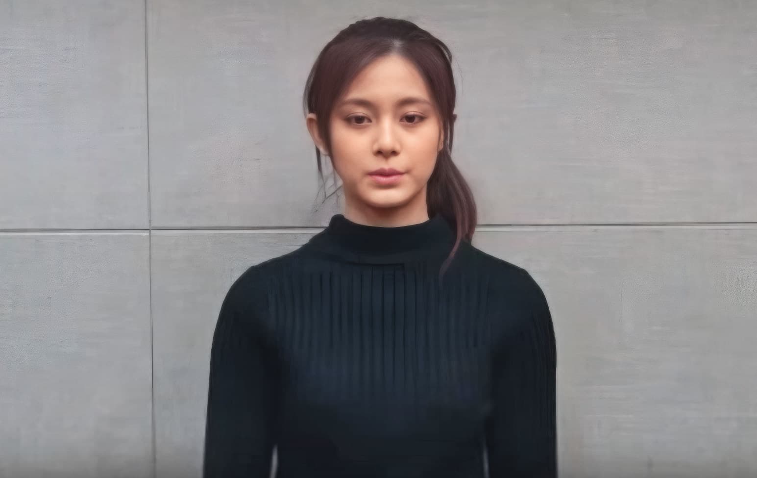 2016年1月15日,JYP娛樂公布周子瑜道歉影片,年僅16歲的她在鏡頭前為揮舞中華民國國旗一事表態,引發台灣社會強烈反彈。(翻攝自JYP YOUTUBE)