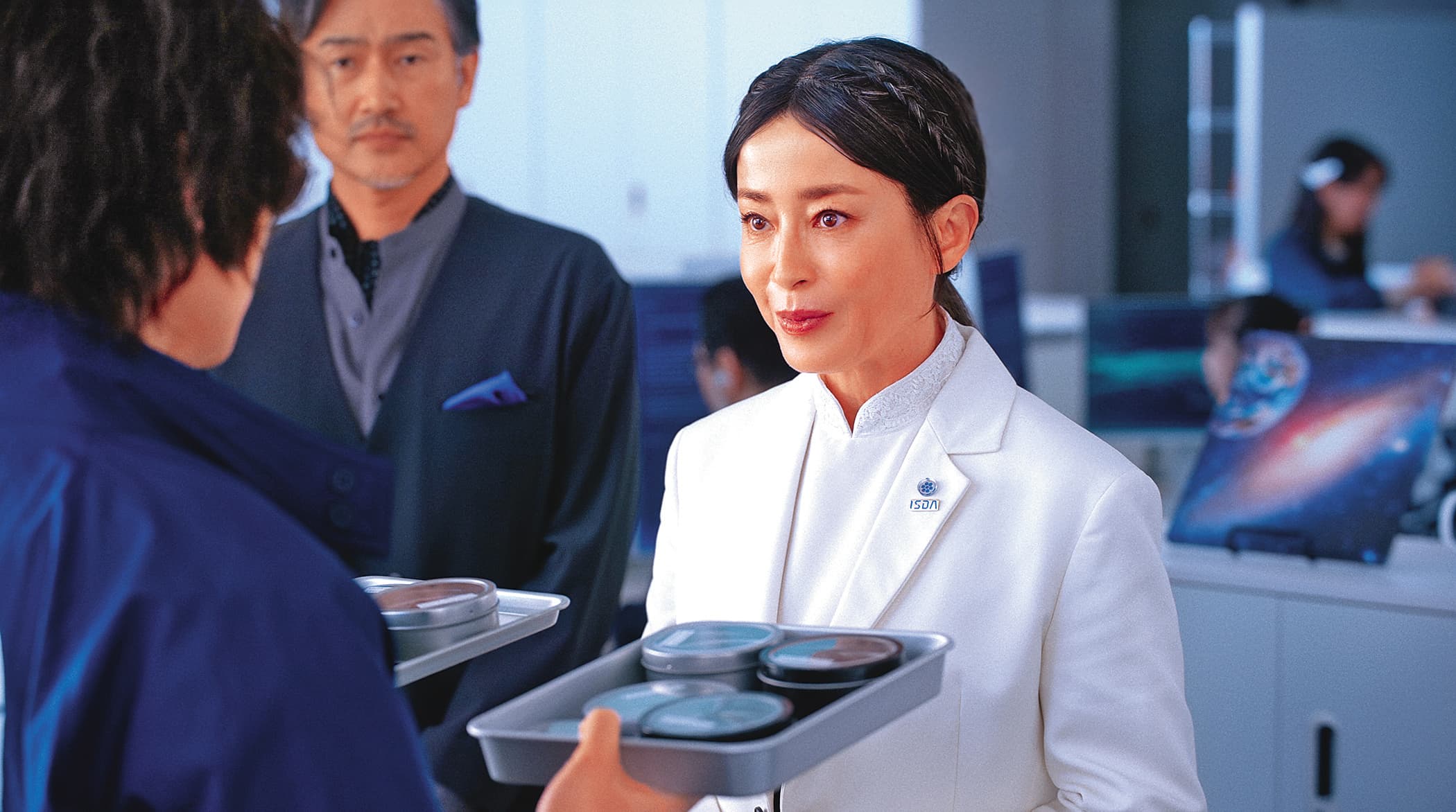 宮澤理惠（右）在劇中飾演林廷憶的母親，因女兒移居火星而分隔兩地。