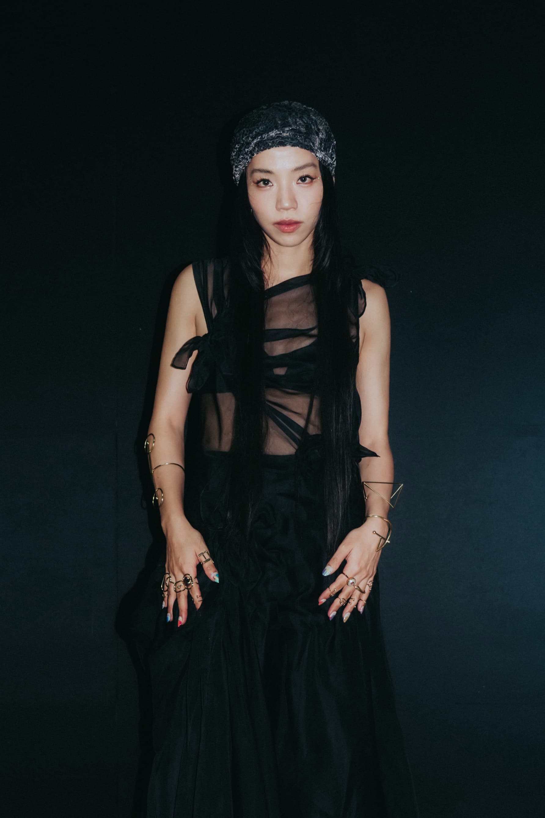 洪佩瑜戴著頭巾，以一襲黑色薄紗長裙小露性感。（圖／KKLIVE、何樂音樂提供）