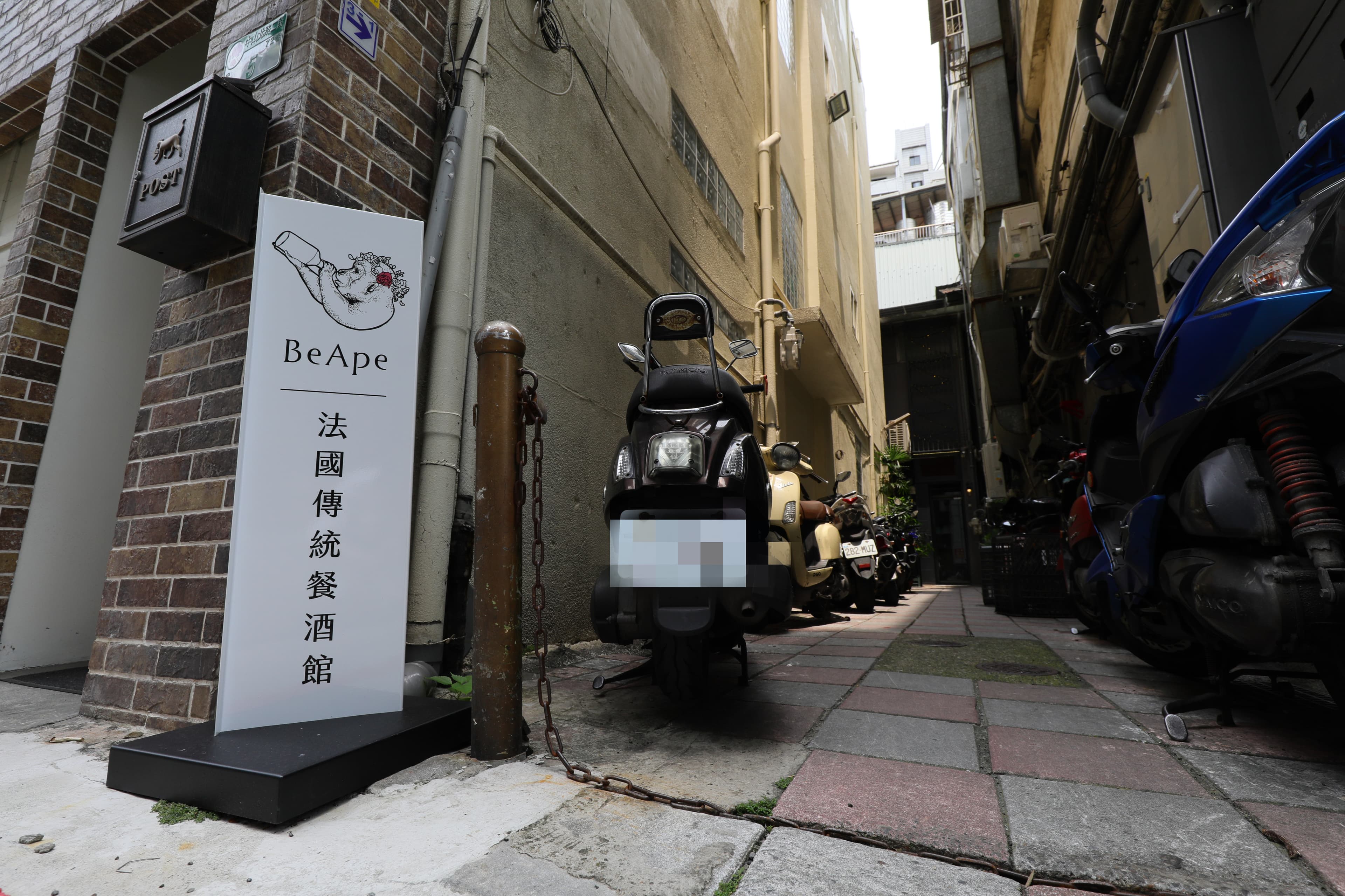 「BeApe」就隱身在中山北路的這條巷弄深處。